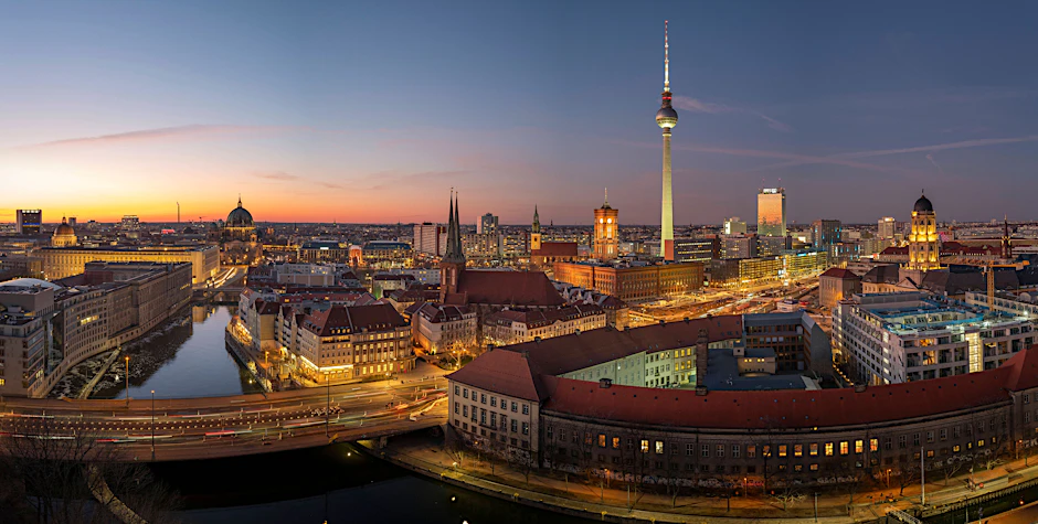 Mitte aus der Vogelperspektive: Fernsehturm, Dom, rotes Rathaus, Museumsinsel