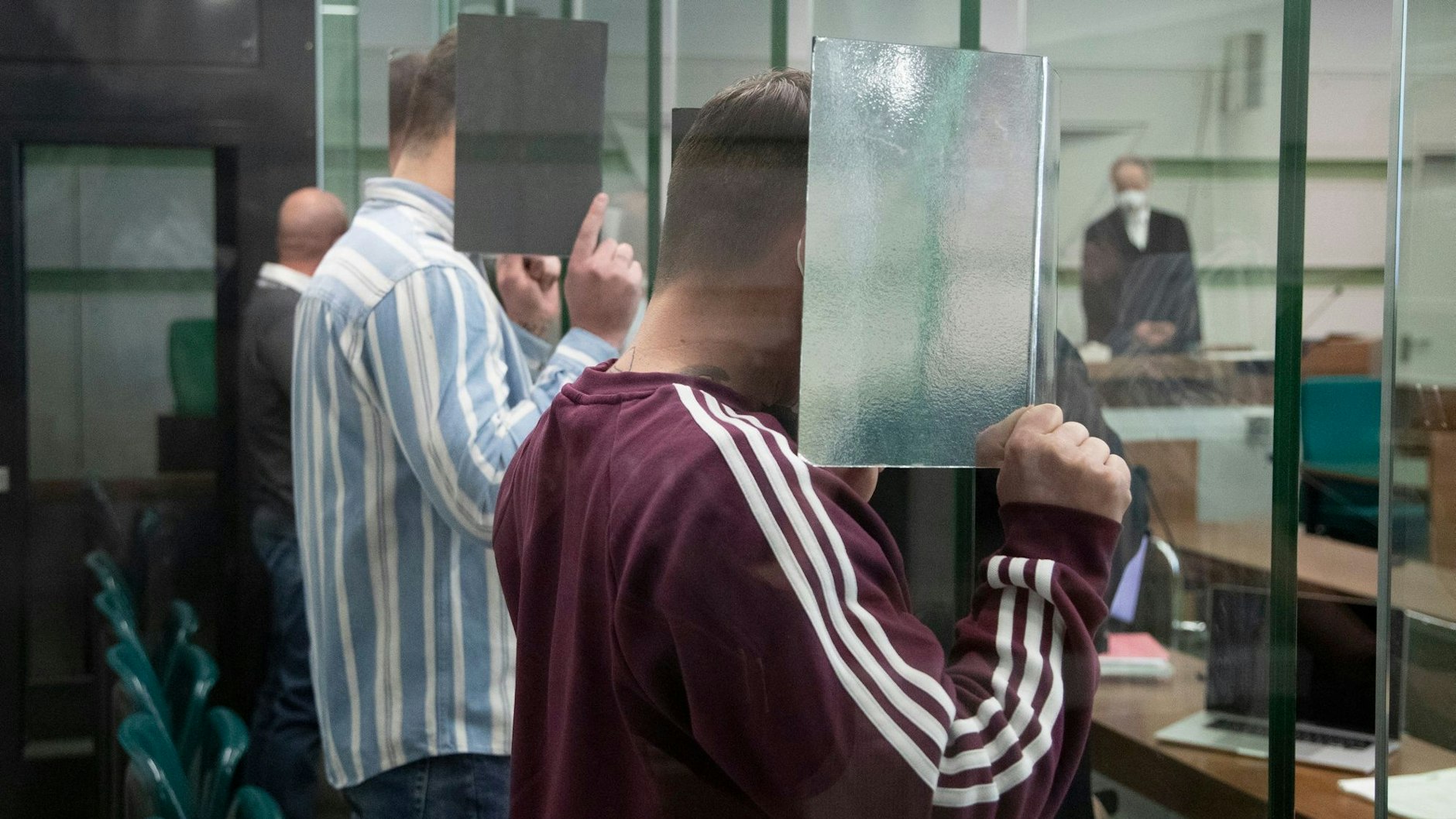 Die Angeklagten Heiko F. (49), Eduard Z. (23 ) und Jean L. (31) haben als Bande agiert. Sie sollen von März bis Juli 2020 unter Nutzung von Enchrochat große Mengen Marihuana und Kokain an- und weiterverkauft sowie Amphetamin zum Weiterverkauf hergestellt haben.