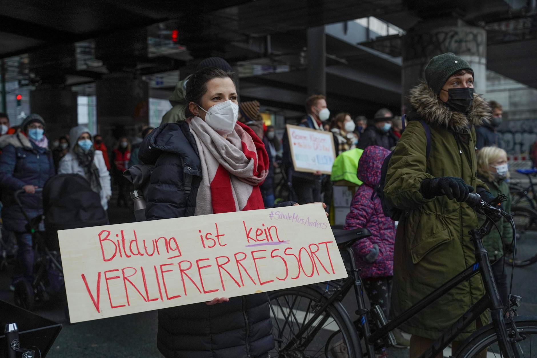 Ein Transparent mit der Aufschrift „Bildung ist kein Verliererressort“ ist bei einer Demonstration der Kampagne „Schule muss anders“.