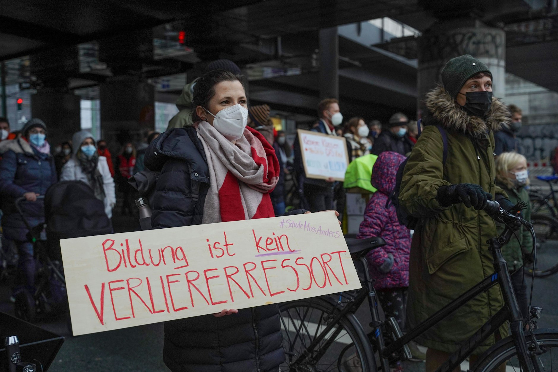 Ein Transparent mit der Aufschrift „Bildung ist kein Verliererressort“ ist bei einer Demonstration der Kampagne „Schule muss anders“.