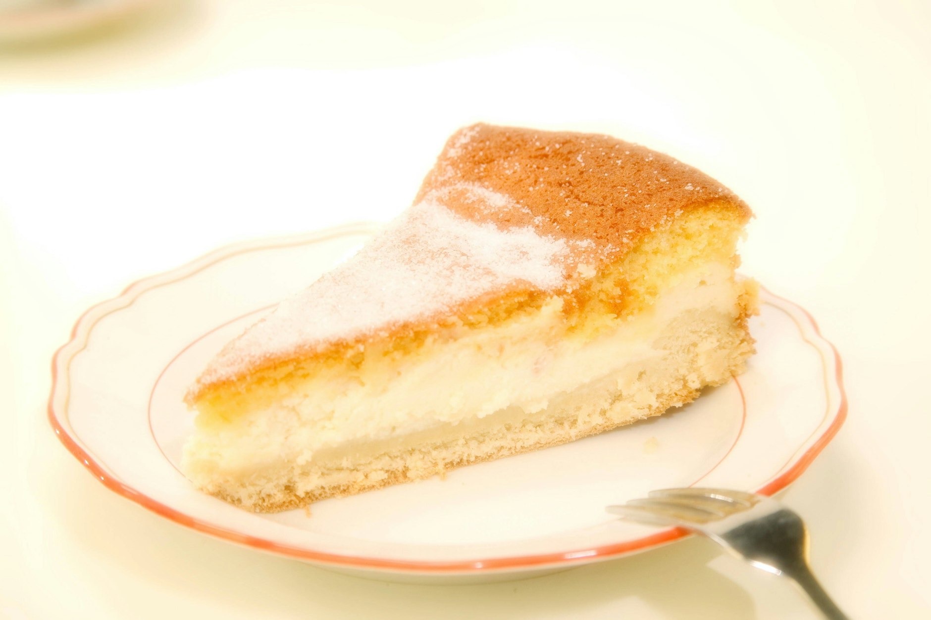 Die Dresdner Eierschecke zählt zu den typisch sächsischen Spezialitäten und wird in Sachsen natürlich mit einer Tasse Bohnenkaffee auf Meissner Porzellan serviert.