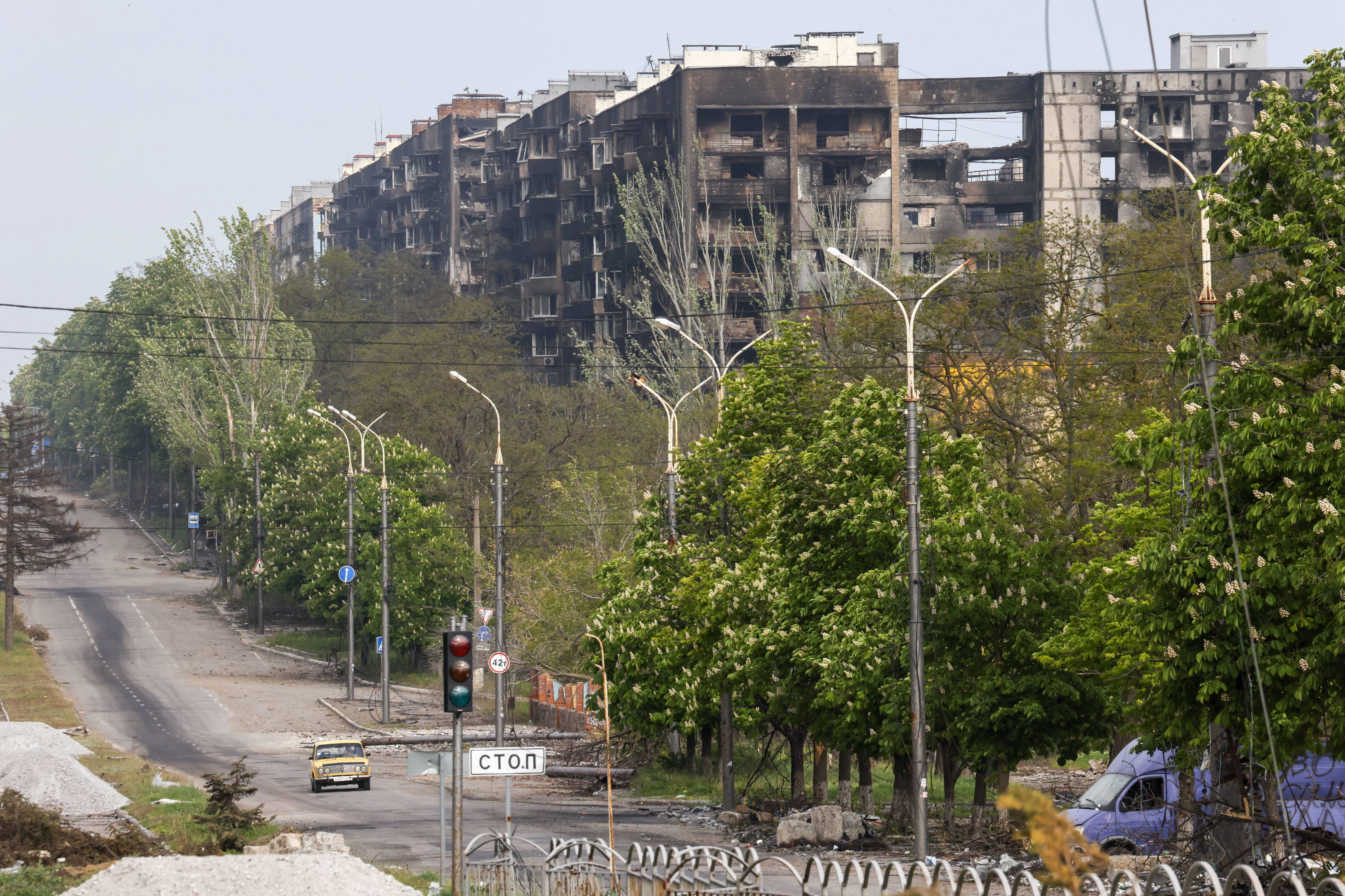 Menschenleere Straßen und zerstörte Wohnhäuser in Mariupol.