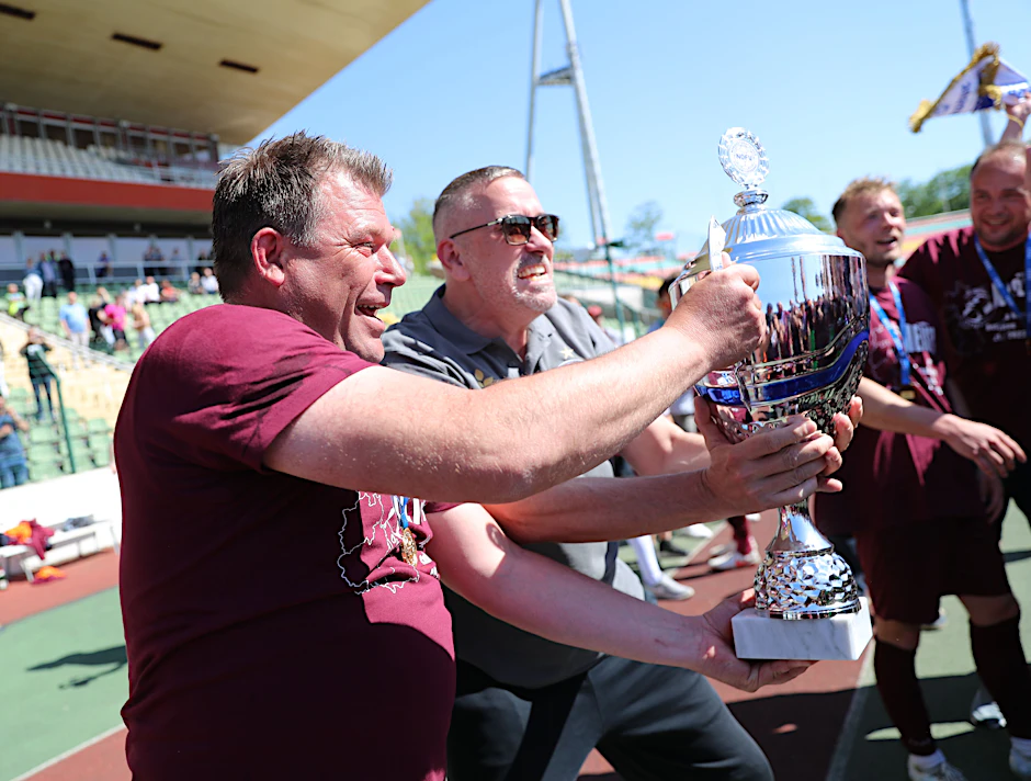Oh, wie ist der schön! BFC-Trainer Christian Benbennek und Dynamo-Boss Peter Meyer stemmen die Meistertrophäe der Regionalliga in die Höhe.