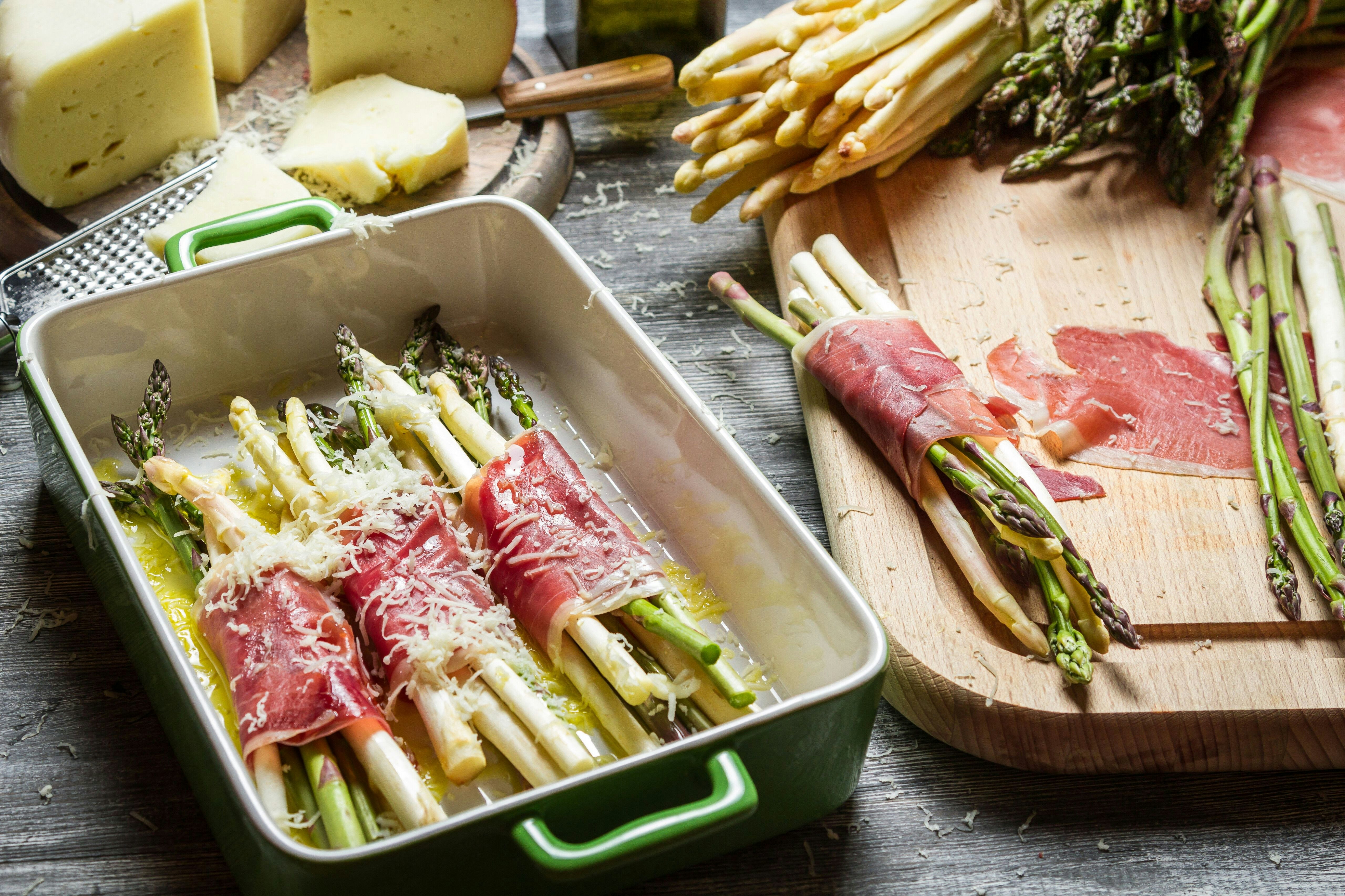 Spargelröllchen mit Schinken gratiniert: Das müssen Sie probieren!