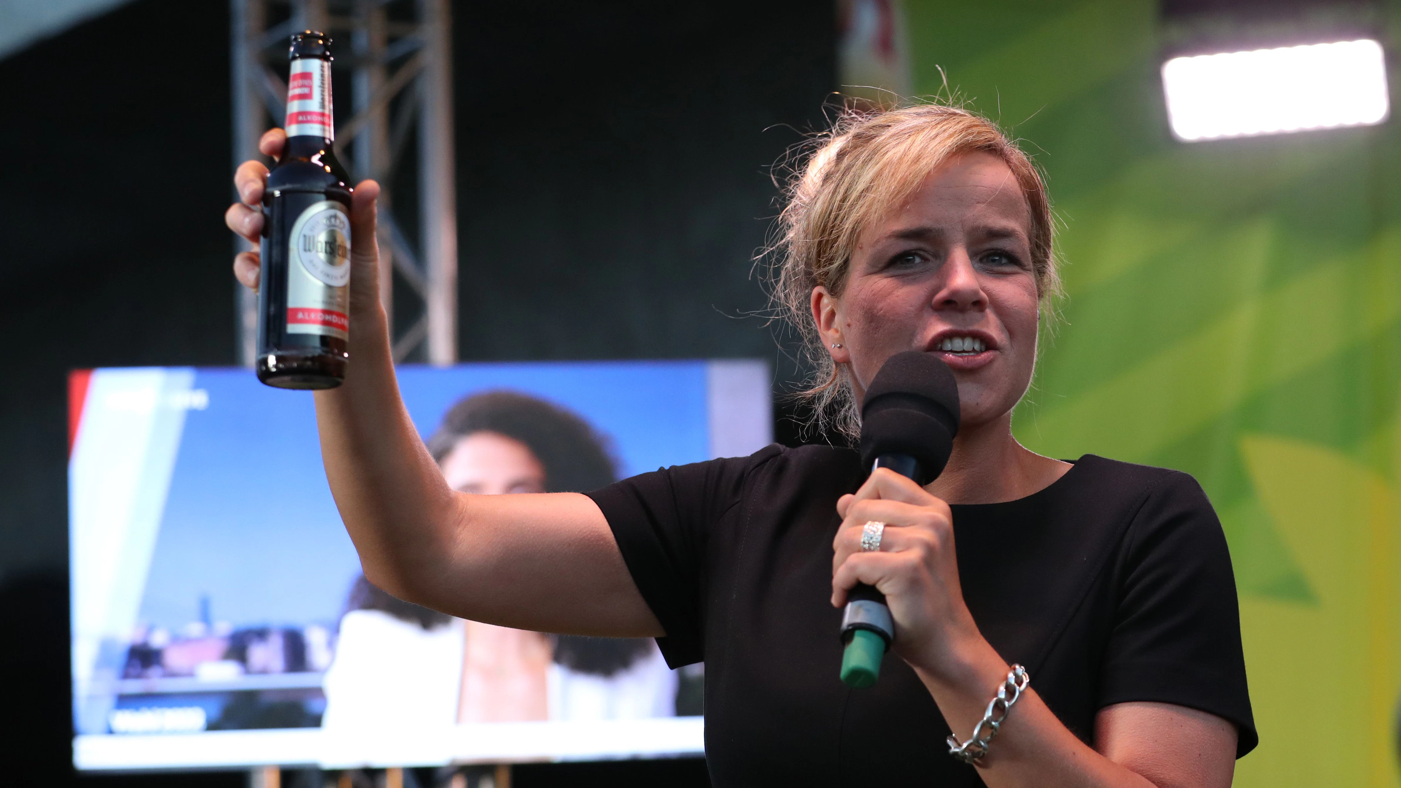 Mona Neubaur, NRW-Spitzenkandidatin von Bündnis 90/Die Grünen, feiert bei der Wahlparty der Grünen vor dem Apollo in Düsseldorf.