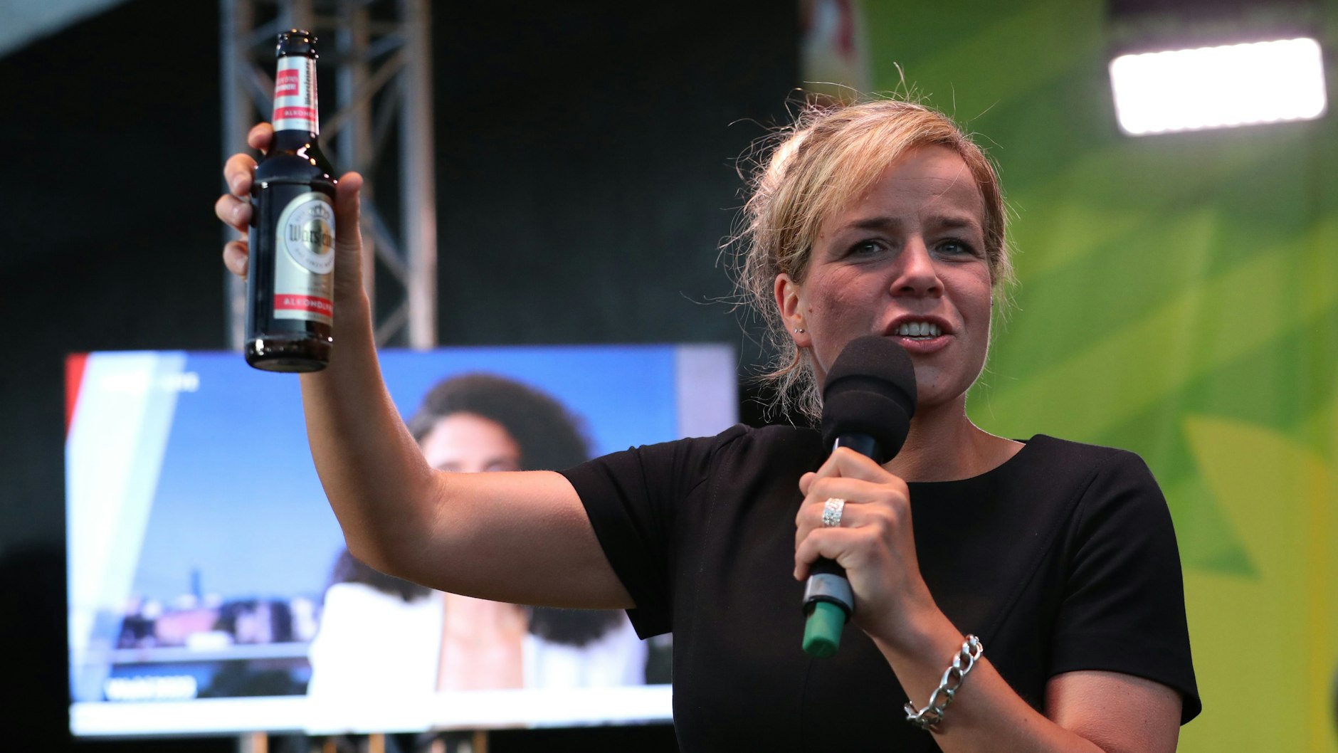 Mona Neubaur, NRW-Spitzenkandidatin von Bündnis 90/Die Grünen, feiert bei der Wahlparty der Grünen vor dem Apollo in Düsseldorf.