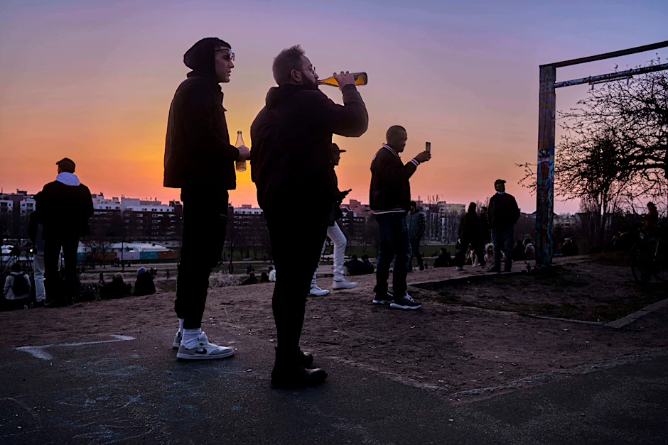 Menschen treffen sich wieder im Mauerpark.