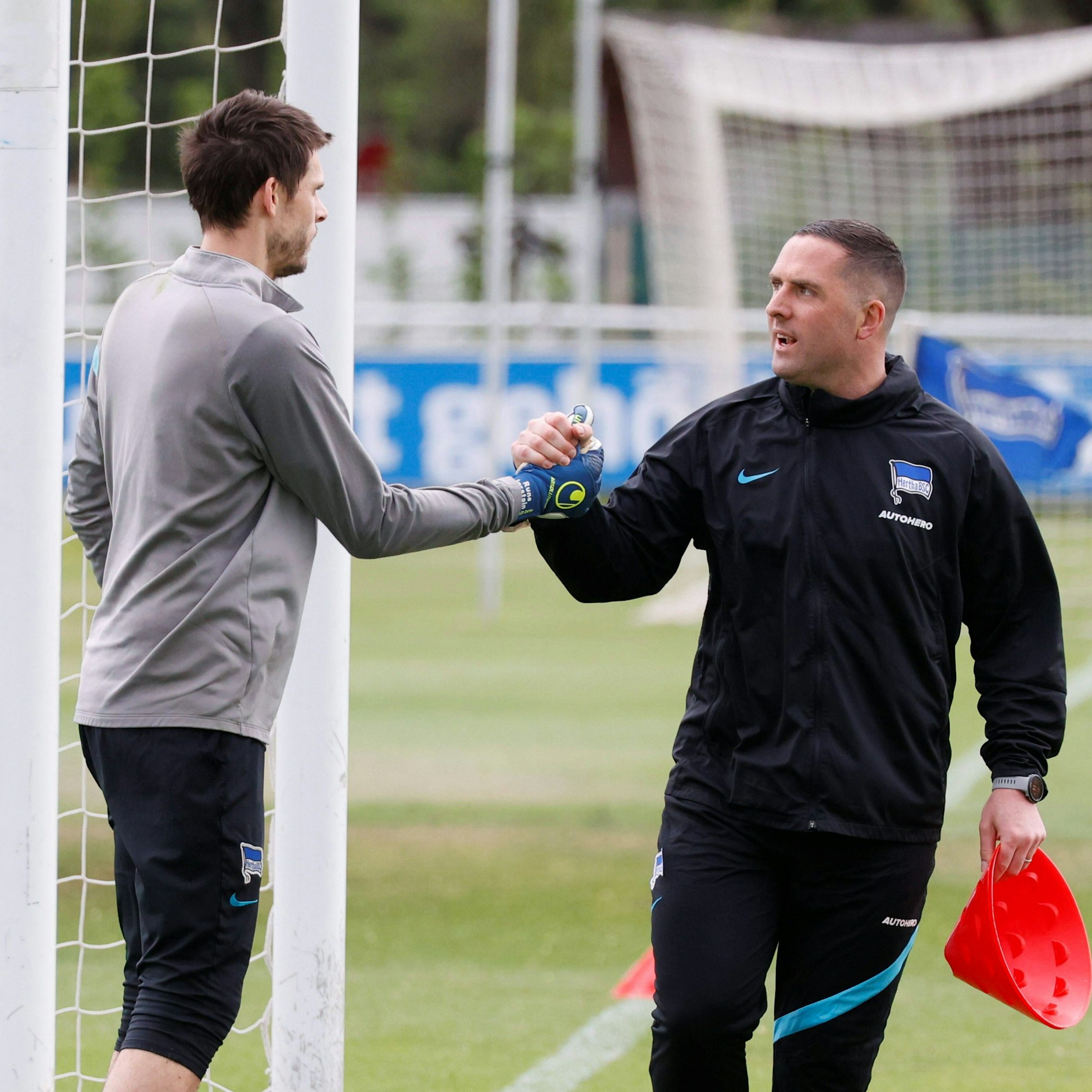 Torwart Rune Jarstein und Co-Trainer Mark Fotheringham unterhielten sich Sonntag länger.