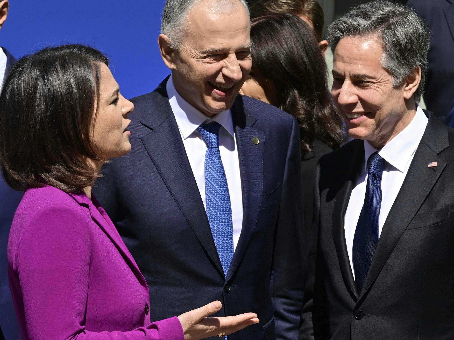 Bundesaußenministerin Annalena Baerbock in Berlin im Gespräch mit ihrem US-Kollegen Antony Blinken (r.) und Mircea Geoana, Vize-Generalsekretär der Nato.