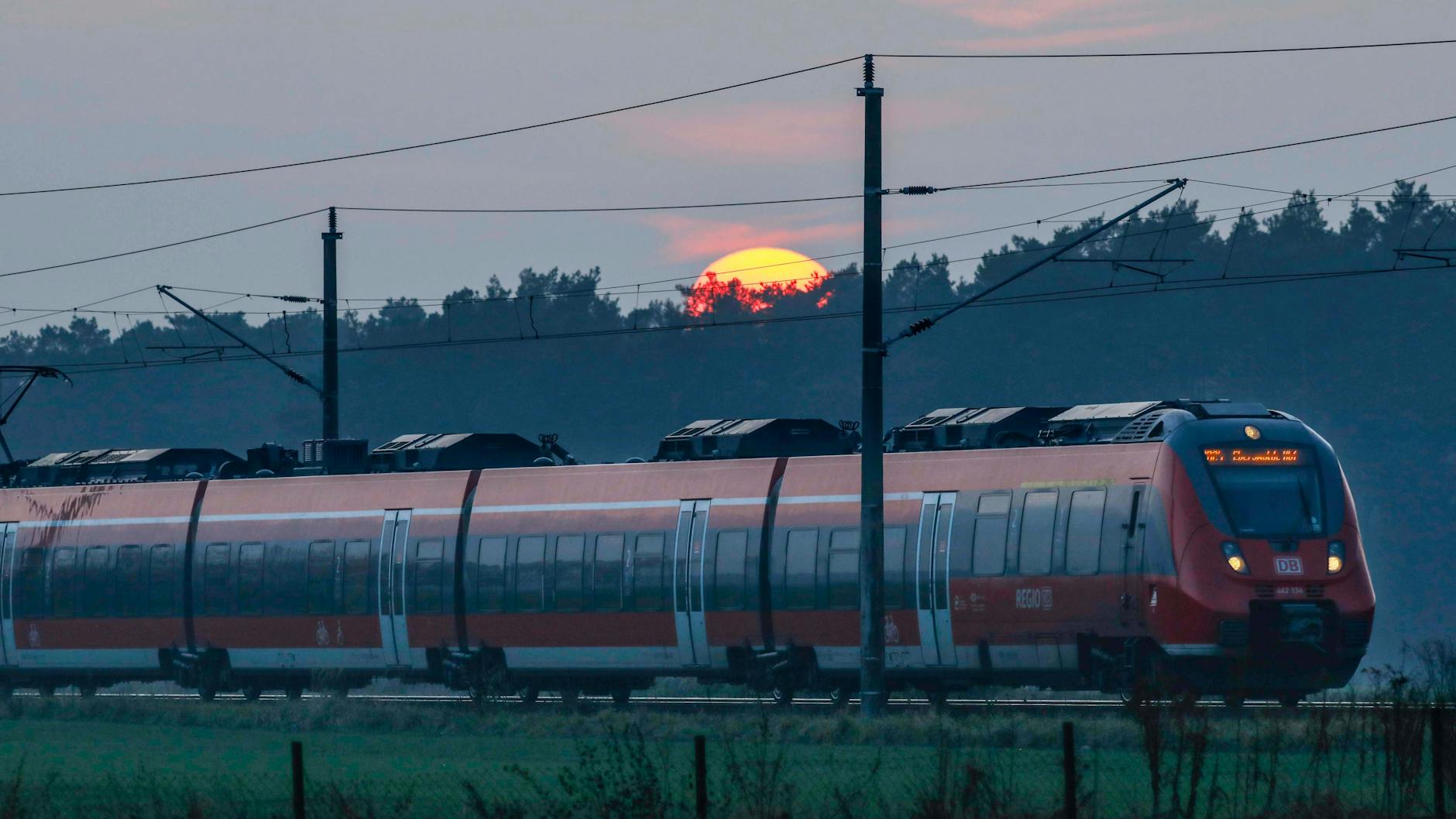 Eine Regionalbahn fährt durch Brandenburg.