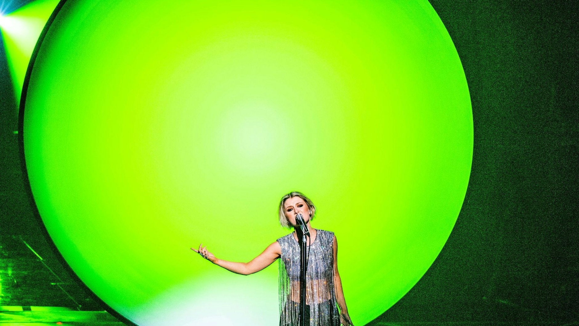 Cornelia Jacobs aus Schweden mit dem Titel „Hold Me Closer“ bei der Generalprobe für das zweite Halbfinale beim Eurovision Song Contest (ESC)