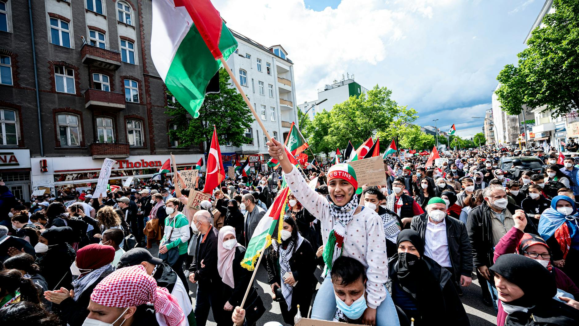 Teilnehmer einer Demonstration verschiedener palästinensischer Gruppen gehen durch Neukölln. Zum jährlichen Gedenktag Nakba erinnern Palästinenser an die Flucht und Vertreibung von Hunderttausenden Palästinensern aus dem Gebiet des späteren Israel.