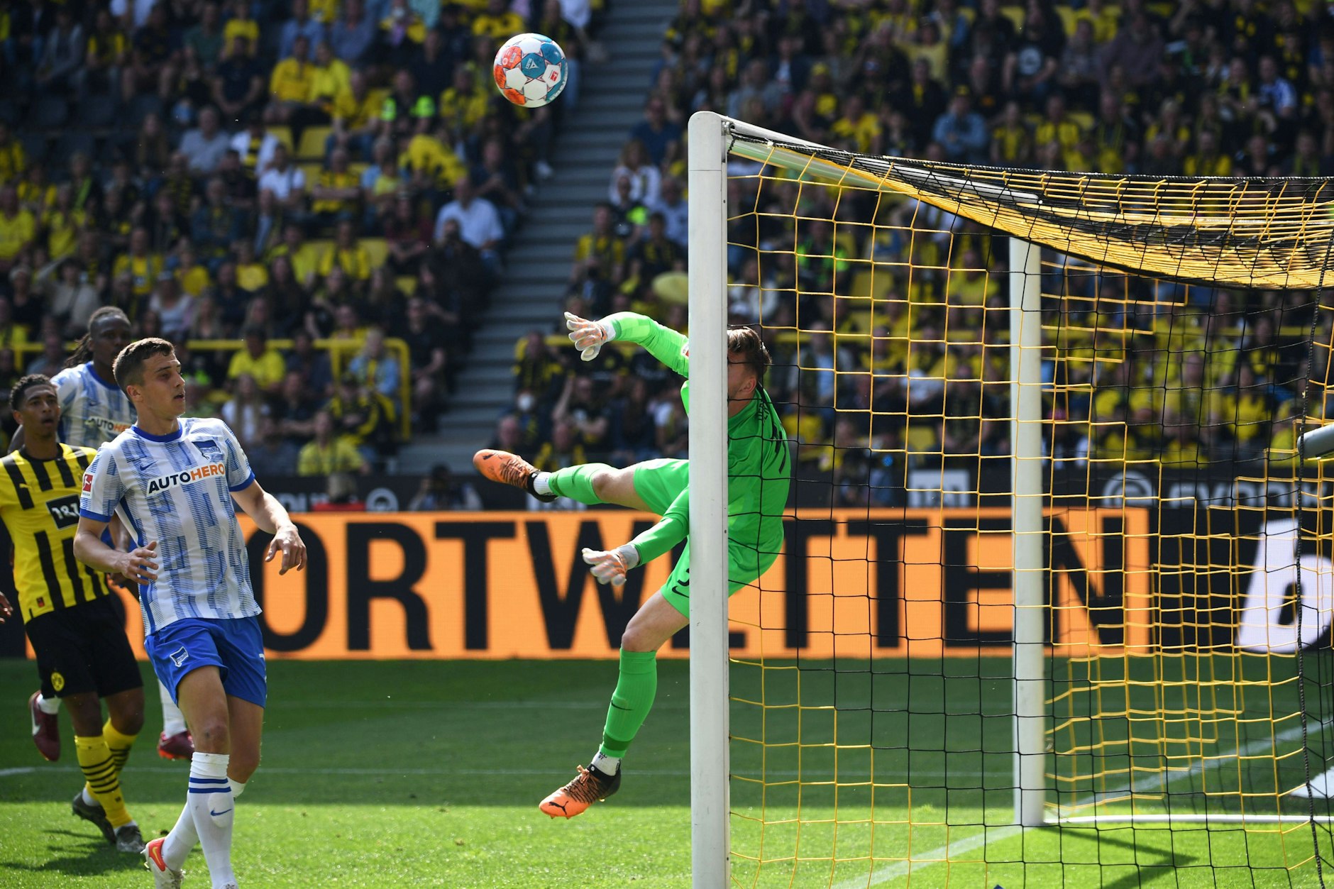 Bei dieser Parade krachte Herthas Torwart Marcel Lotka in Dortmund mit dem Kopf gegen den Pfosten.