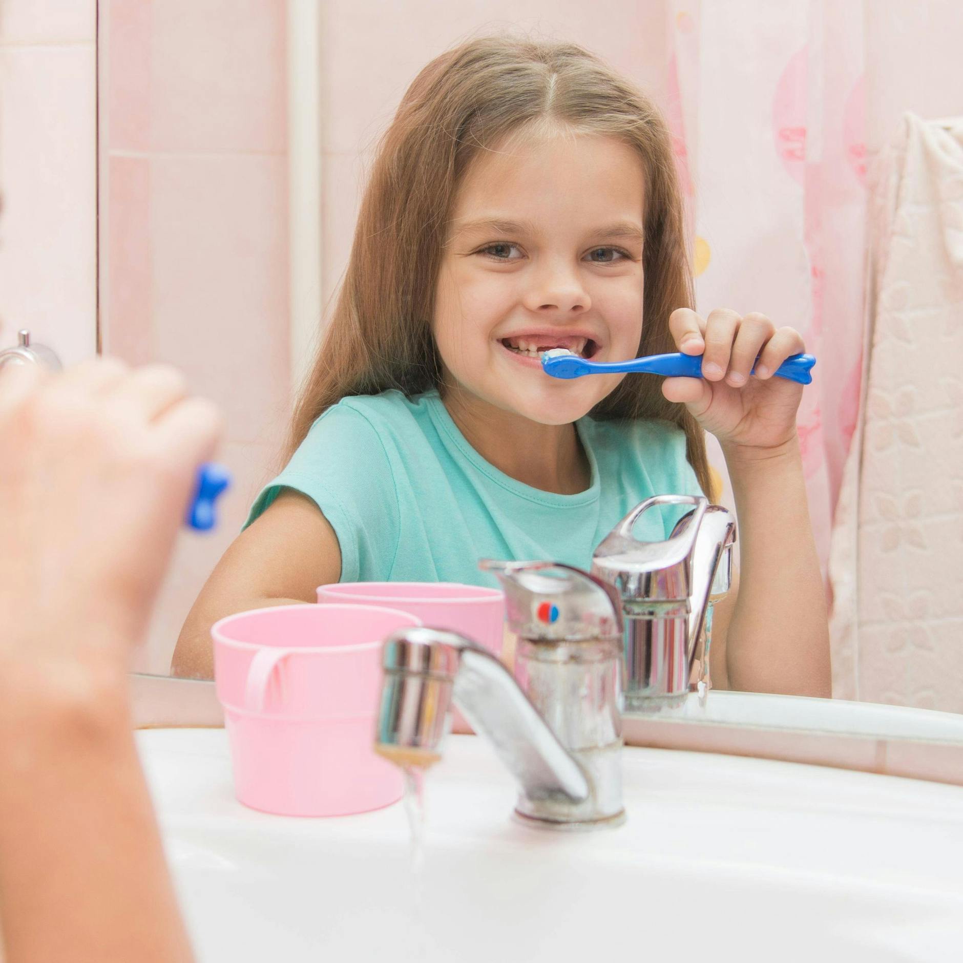 Das sind die besten Zahnpasten für Kinder – und die besten Tipps und Tricks, damit Ihr Kind gern die Zähne putzt!