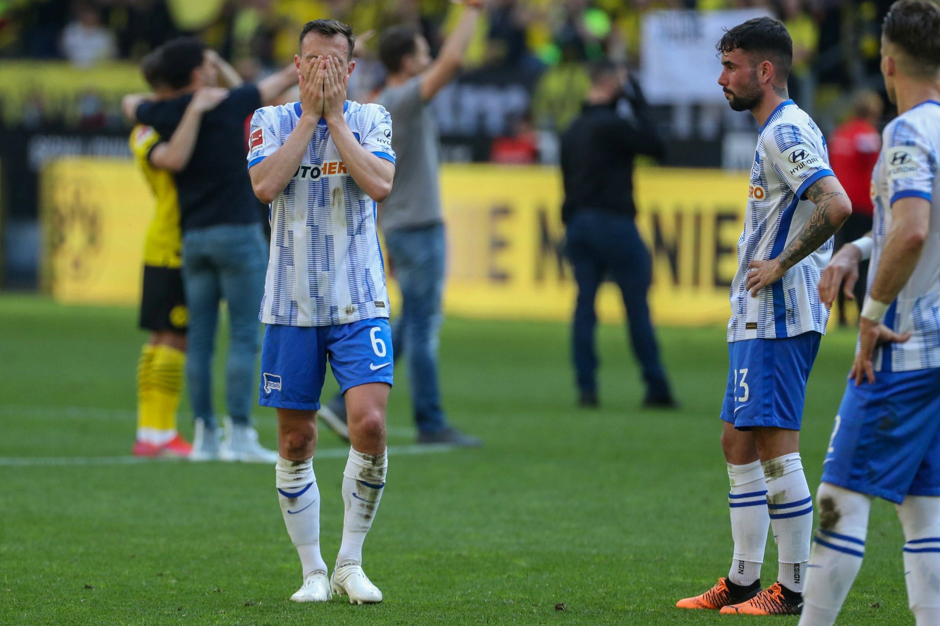 Vladimir Darida schlägt die Hände vors Gesicht: Hertha muss in die Relegation.