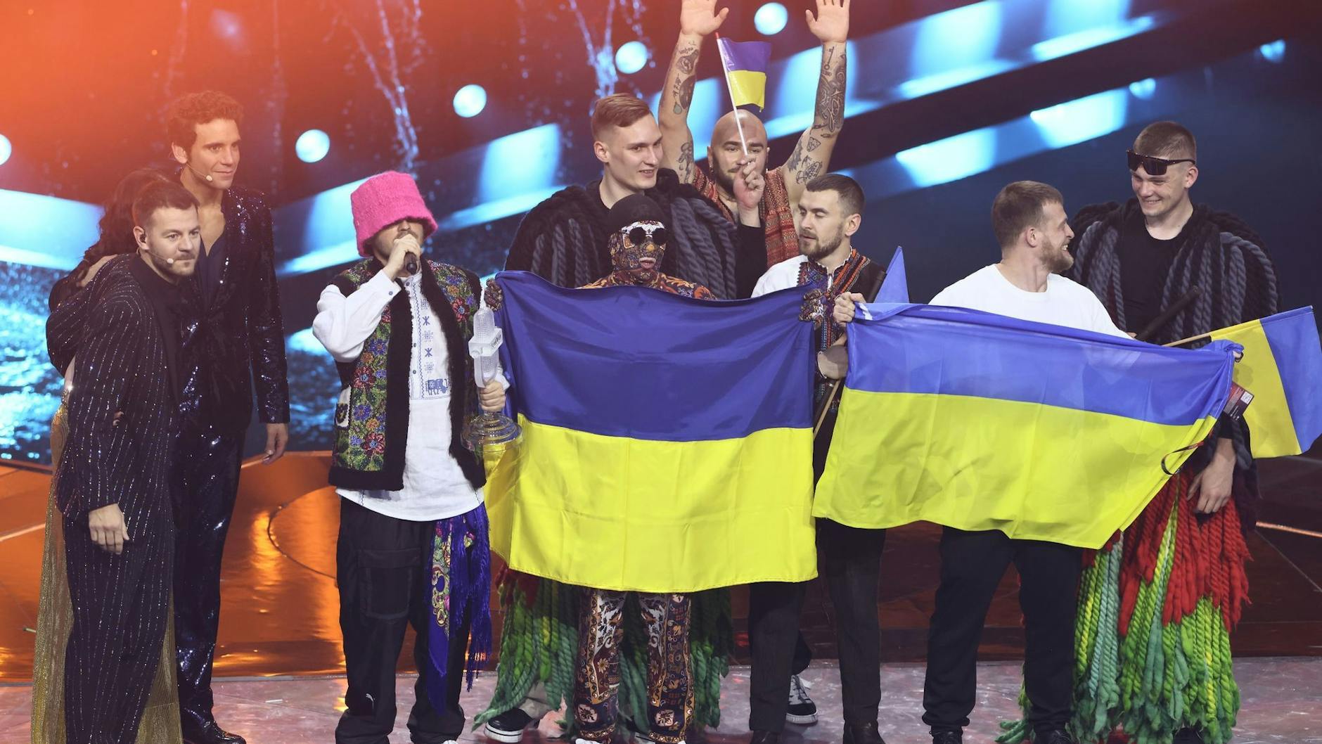 Sie haben es geschafft: Das Kalush Orchestra aus der Ukraine jubelt über den Gewinn des Eurovision Song Contest.