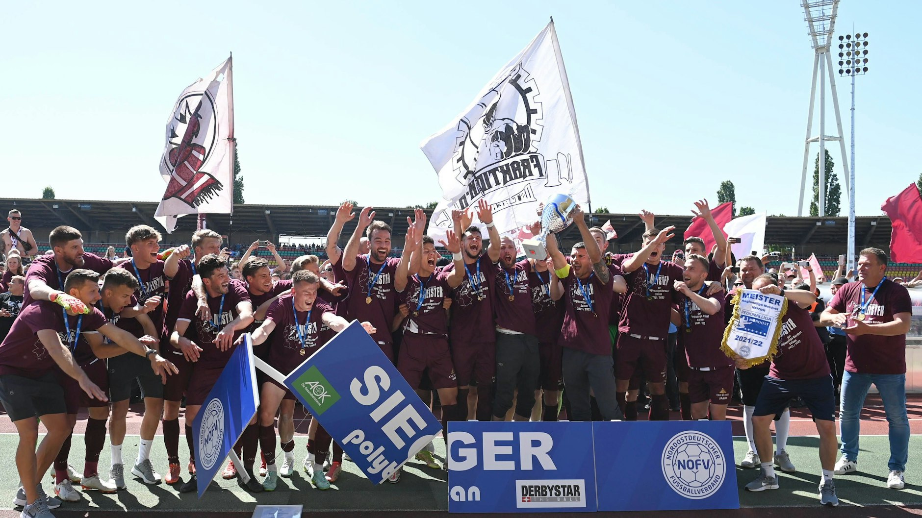 Endlich Meister: Die Fußballer des BFC Dynamo und Trainer Christian Benbennek (r.) feiern Platz eins in der Regionalliga Nordost.