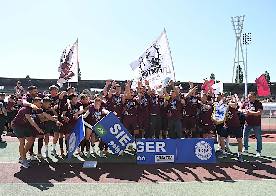 Endlich Meister: Die Fußballer des BFC Dynamo und Trainer Christian Benbennek (r.) feiern Platz eins in der Regionalliga Nordost.