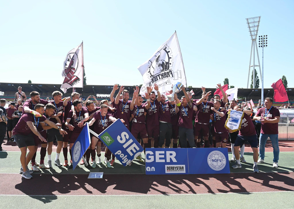 „Uffta Täterä“: Der BFC Dynamo feiert die Meisterschaft in der Regionalliga