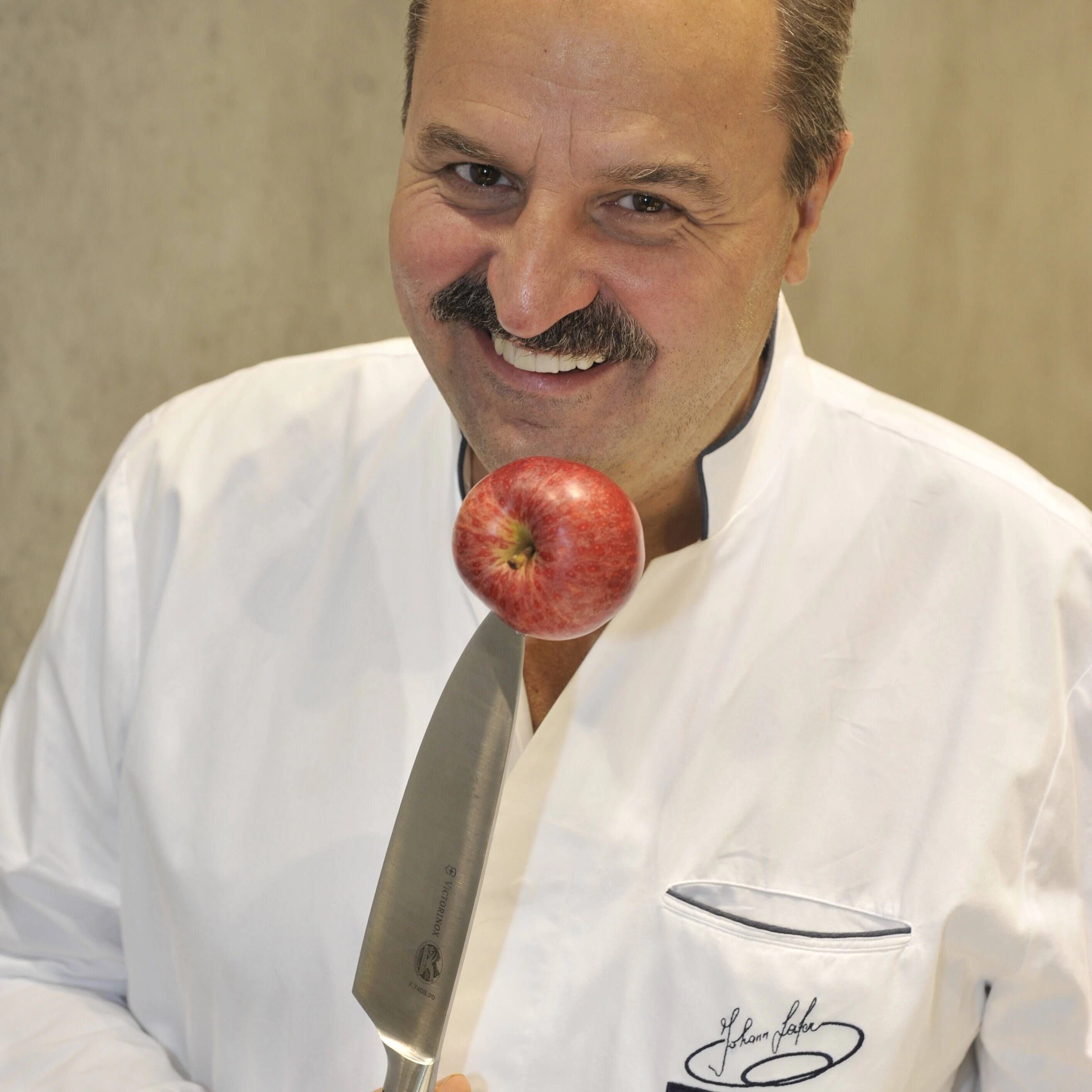 Profikoch Johann Lafer mit einem Kochmesser