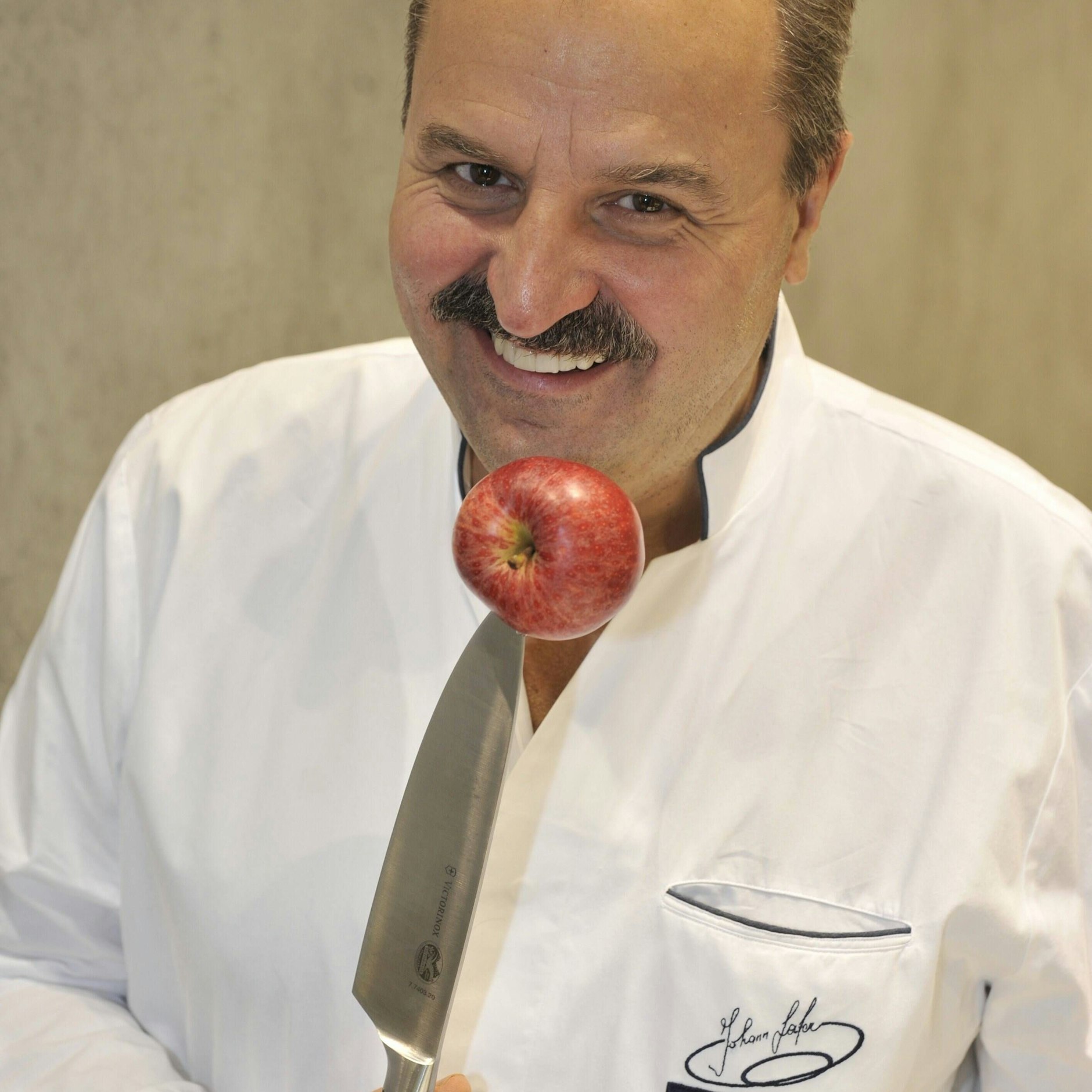 Profikoch Johann Lafer mit einem Kochmesser