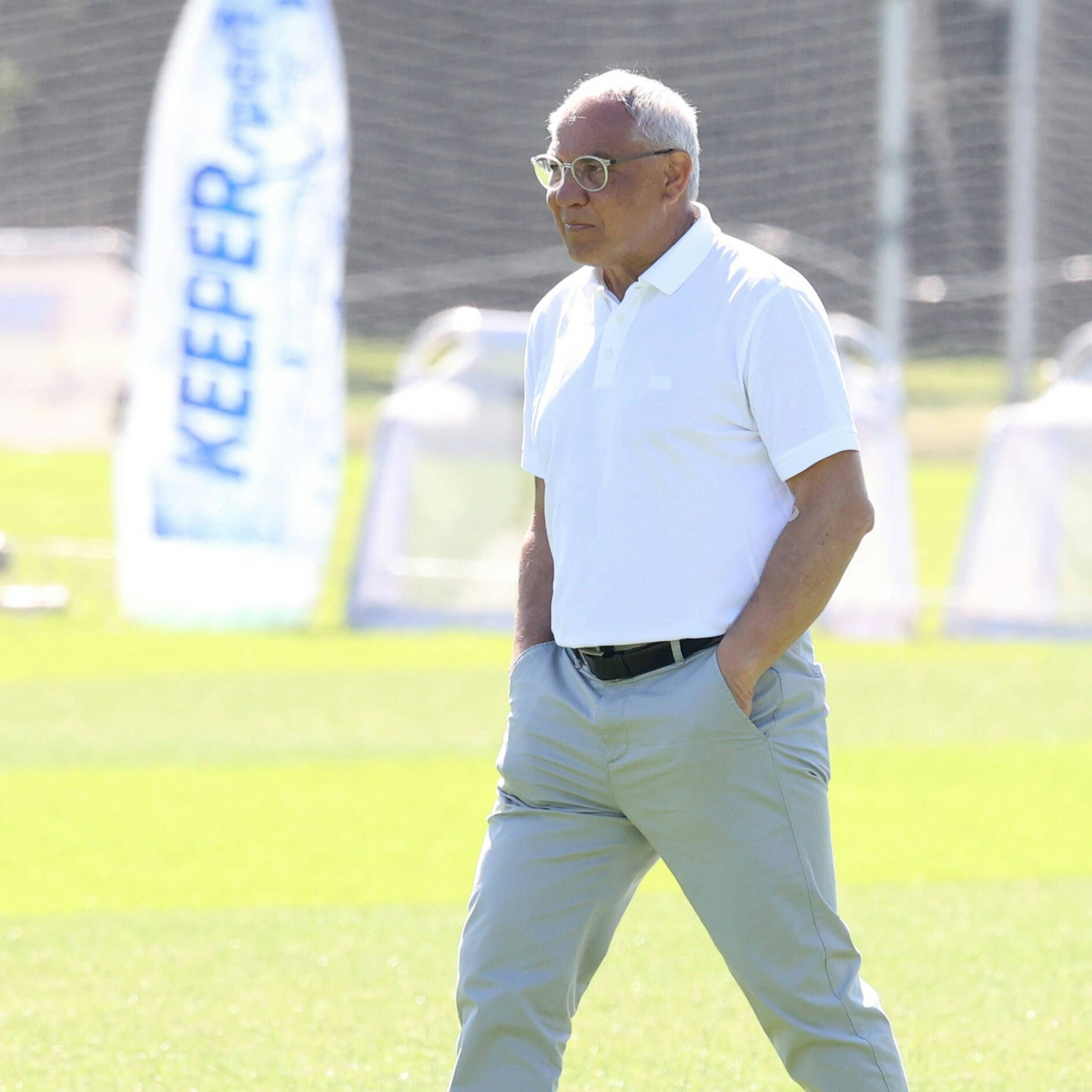 Felix Magath: statt Trainingsklamotten am Sonntag mit grauer Hose und weißem Polo-Shirt auf dem Trainingsplatz