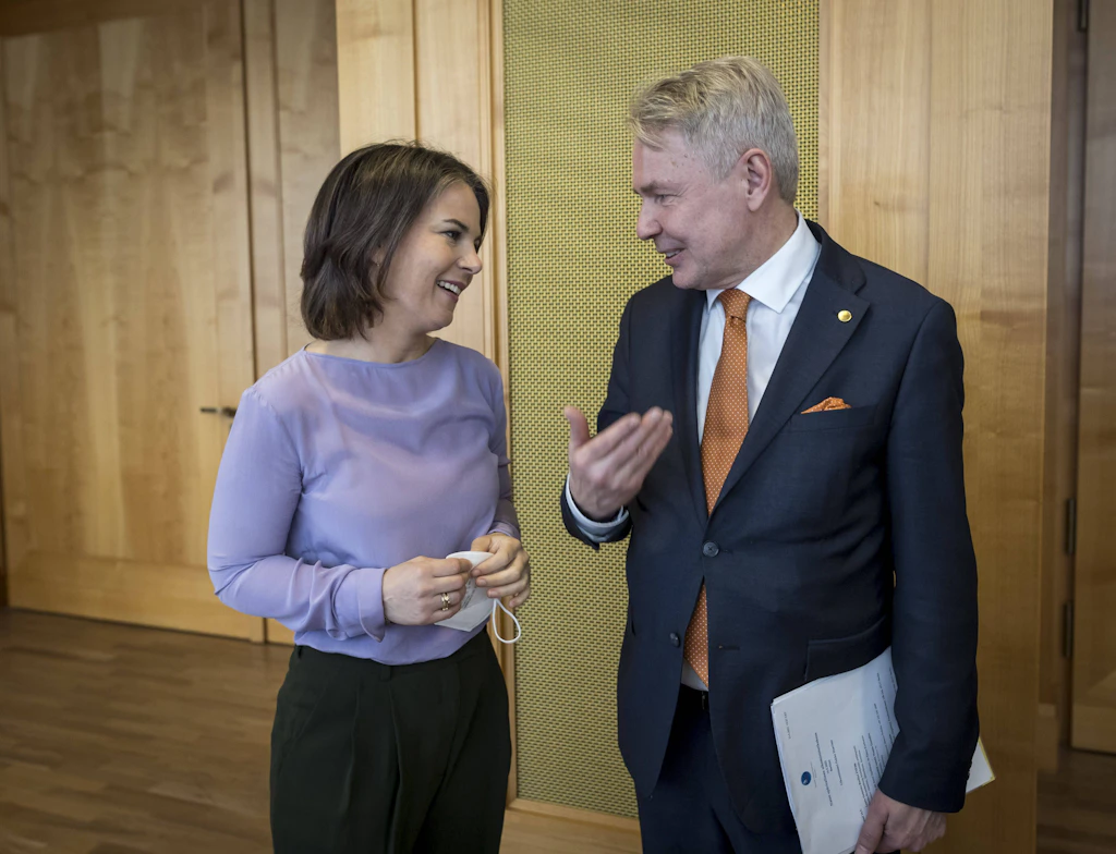 Baerbock stellt Schweden und Finnland schnelle Nato-Aufnahme in Aussicht
