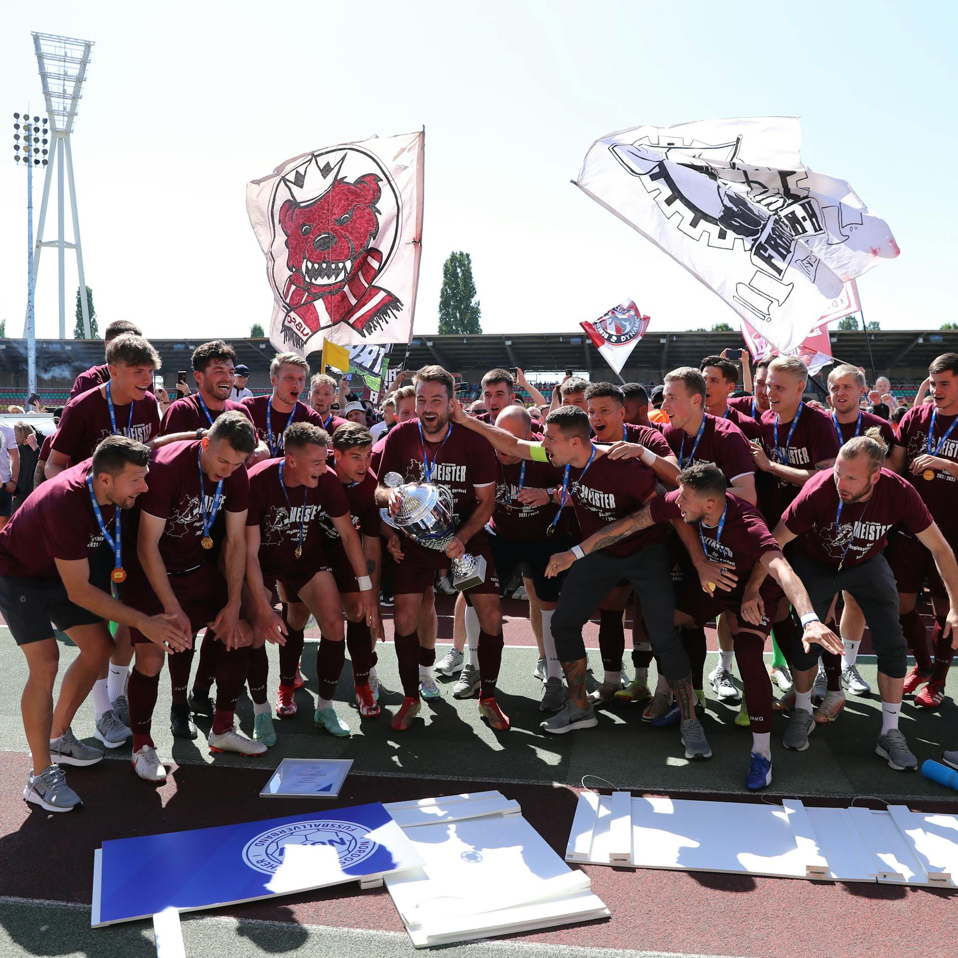 Die Werbebande des NOFV hat ein wenig gelitten, die gute Laune der BFC-Kicker eher nicht.