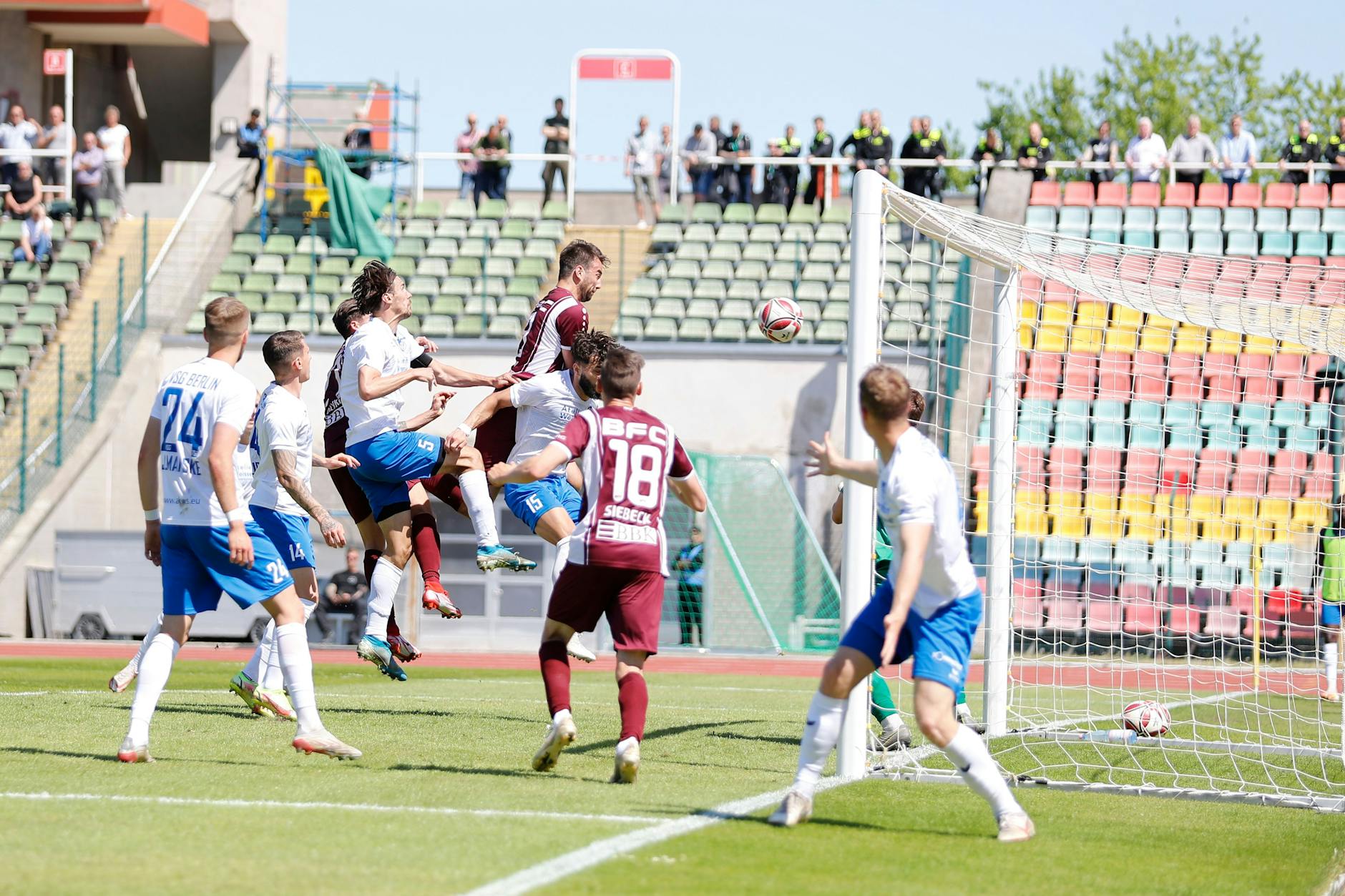Christian Beck köpft mit dem 2:1 gegen Altglienicke den BFC Dynamo endgültig auf den Weg zum Titel.