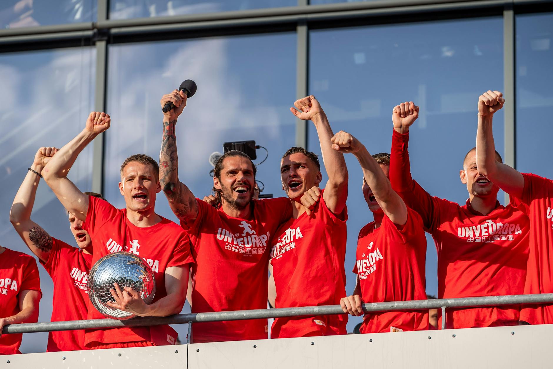 Paul Jaeckel, Christopher Trimmel, Grischa Pršmel, Andras Schäfer und Julian Ryerson (v. l. n. r.) feiern auf dem Balkon des Stadions An der Alten Försterei mit den Union-Fans den Einzug in die Europa League.