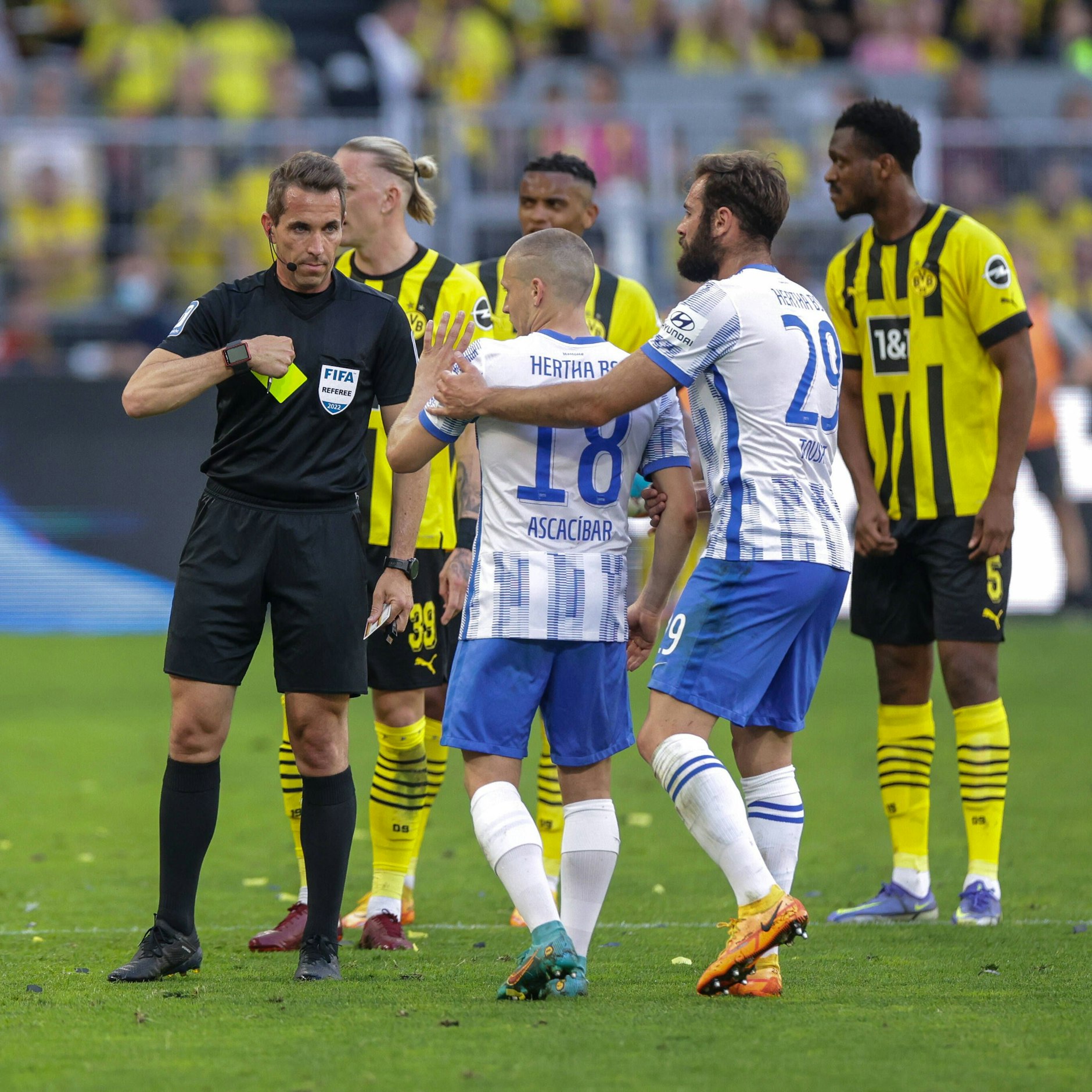 Schiedsrichter Tobias Stieler zeigt Santiago Ascacibar die Gelbe Karte, für den Argentinier war es die fünfte.