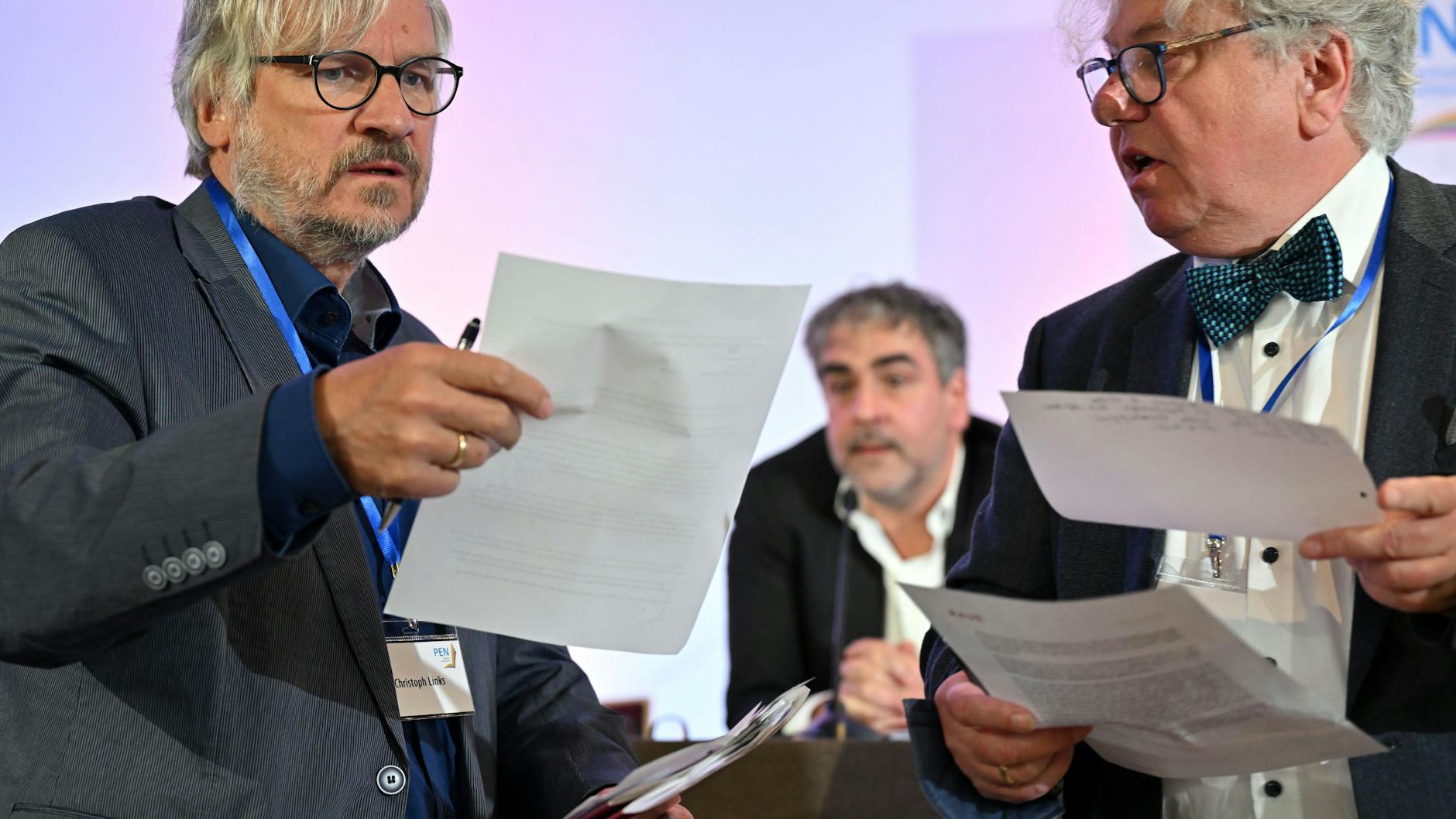 Ein Bild vom Beginn: Christoph Links als Protokollführer nimmt Anträge des PEN-Mitglieds und Juristen Christoph Nix (rechts) entgegen, hinter ihnen Deniz Yücel.