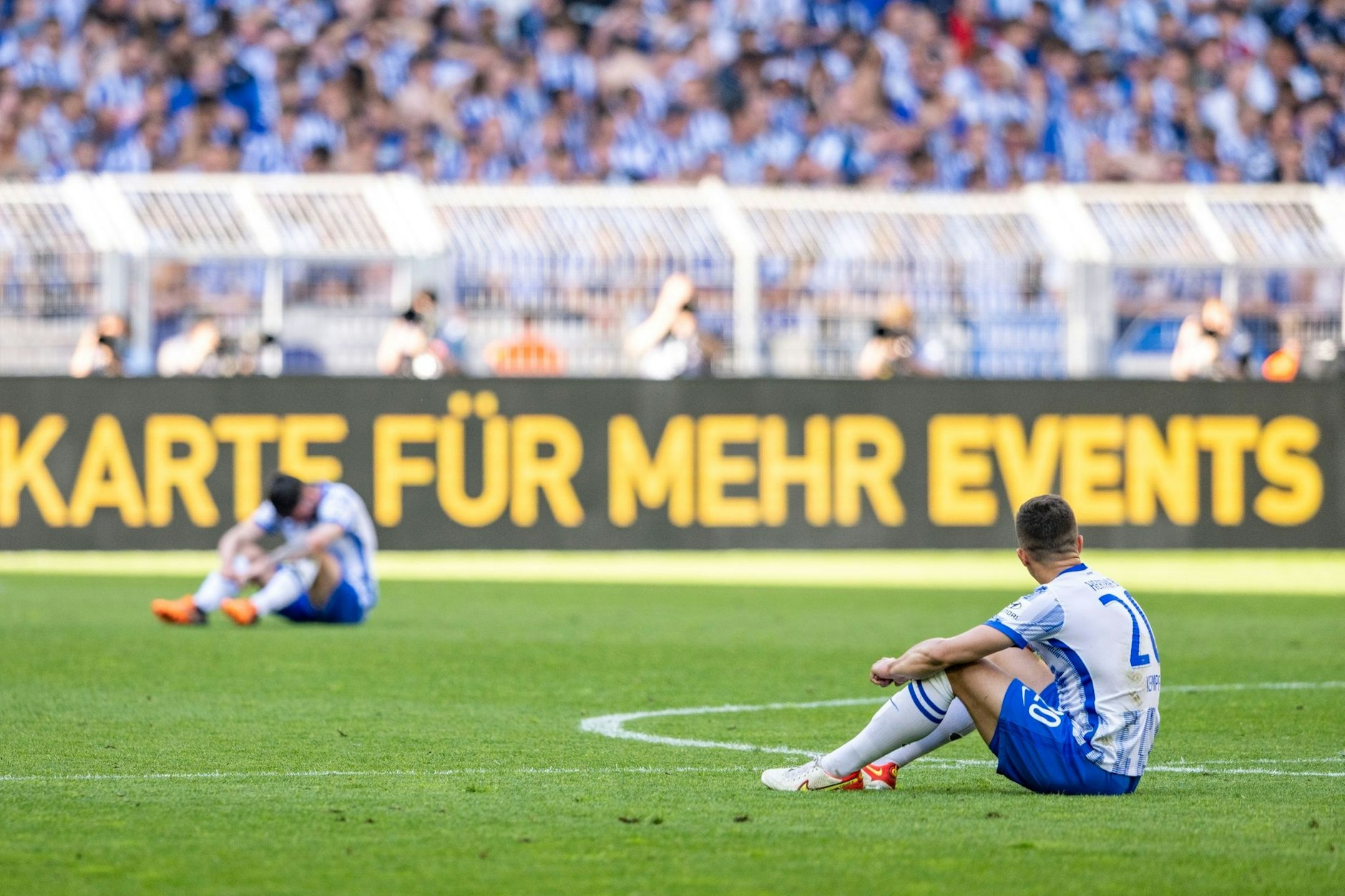 Eine Bild des Jammers! Herthas Profis sitzen tief enttäuscht nach dem 1:2 in Dortmund auf dem Rasen. Die Werbebande im Hintergrund wirkt wie blanker Hohn: „Karte für mehr Events“.