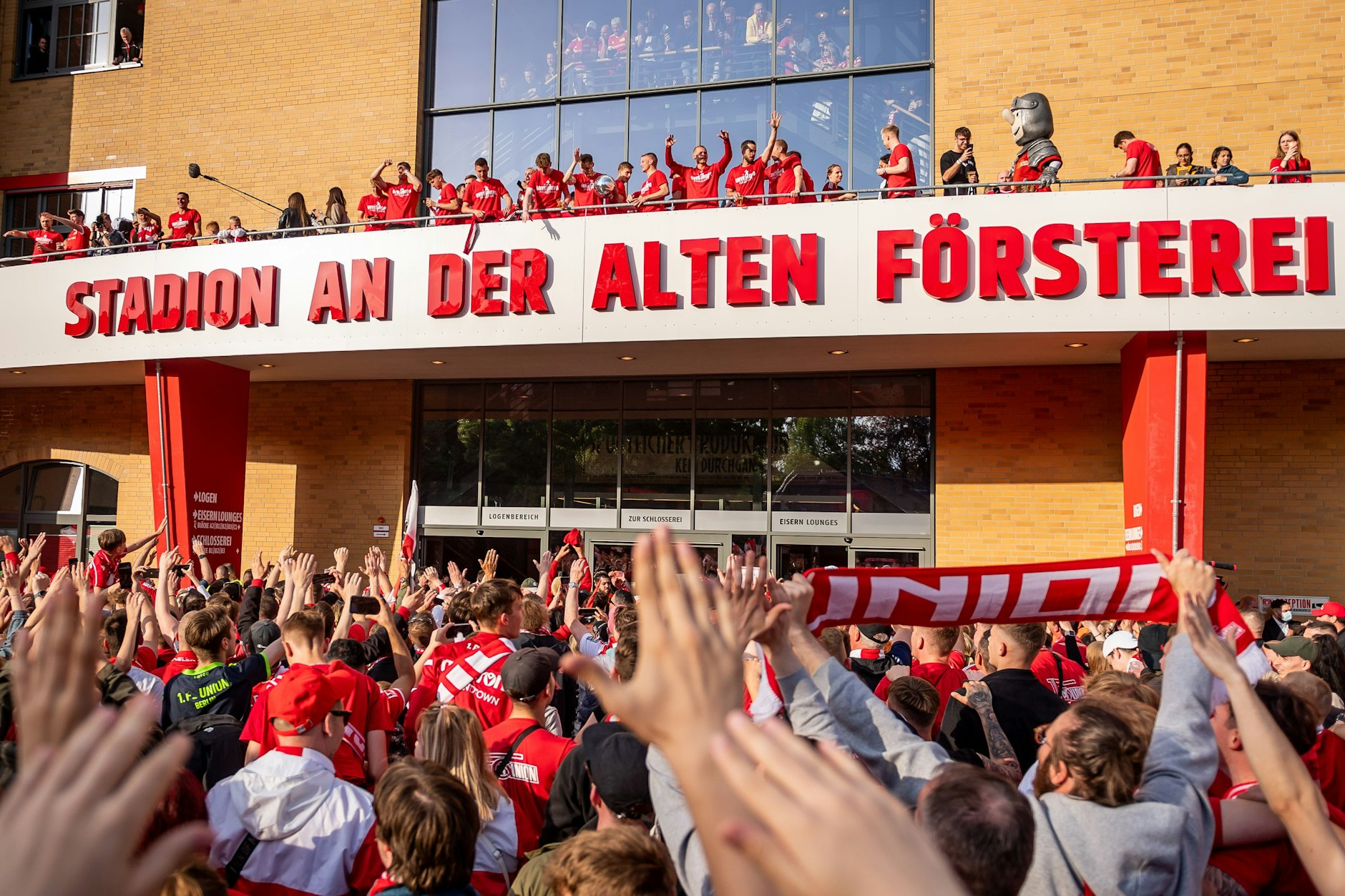 Union Fans feiern mit den Spielern an der Alten Försterei.