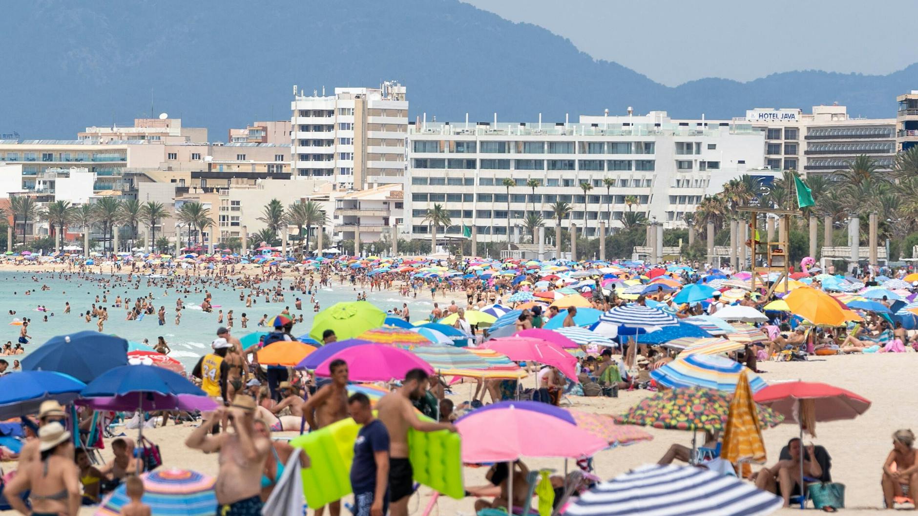 Wer nach Mallorca will, muss auf dem Flug dorthin noch eine Maske aufsetzen. Sowohl in Deutschland als auch in Spanien gilt noch die Maskenpflicht im öffentlichen Verkehr.