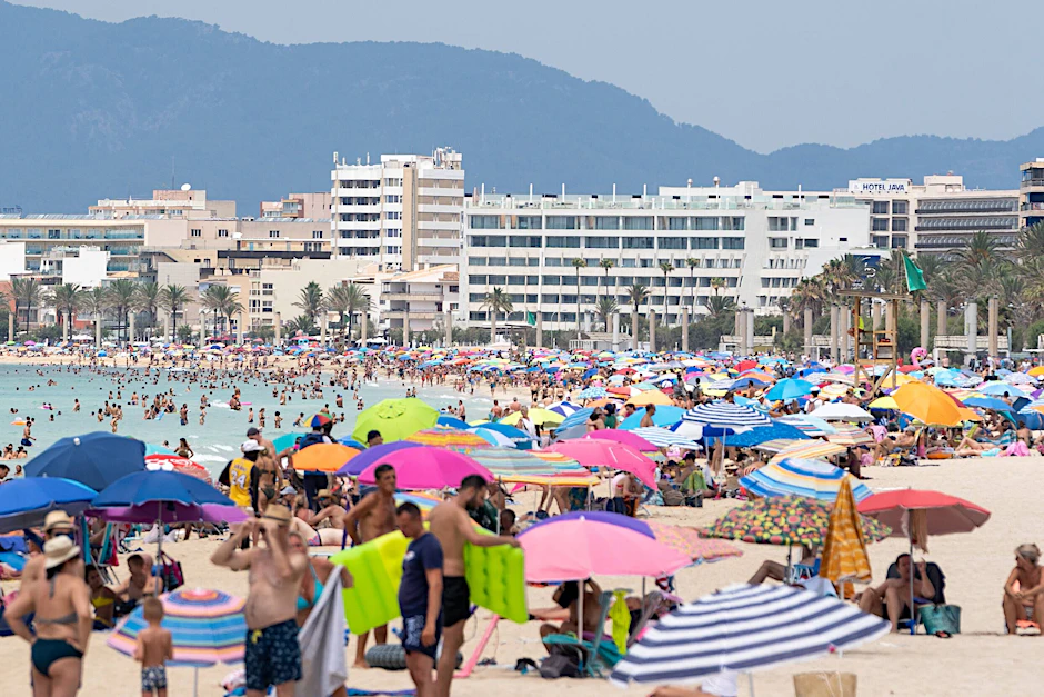 Wer nach Mallorca will, muss auf dem Flug dorthin noch eine Maske aufsetzen. Sowohl in Deutschland als auch in Spanien gilt noch die Maskenpflicht im öffentlichen Verkehr.