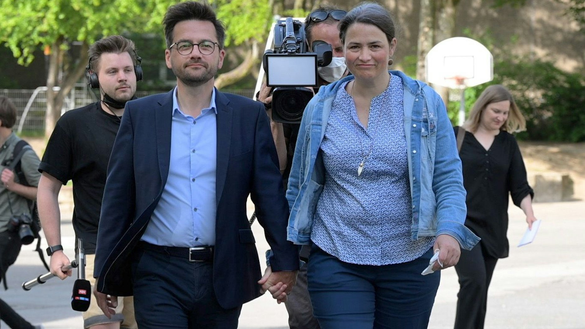 Hand in Hand mit Ehefrau Christina verließ SPD-Spitzenkandidat Thomas Kutschaty das Essener Wahllokal – in seiner einstigen Grundschule.