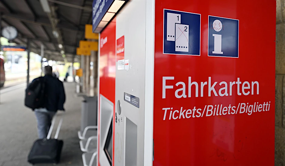 Die Linke fordert, das Neun-Euro-Ticket bis zum Ende des Jahres zu verlängern (Symbolbild).