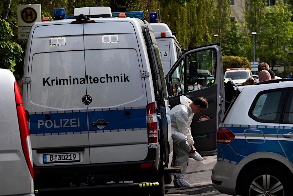 Ein Mitarbeiter der Spurensicherung am Tatort in der Berliner Maximilianstraße, wo eine Frau auf offener Straße getötet worden ist