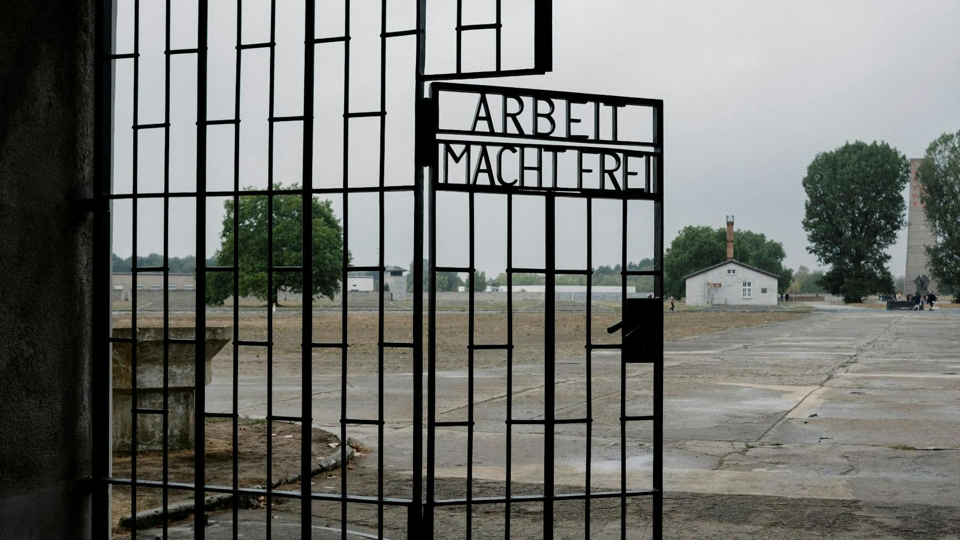 Das Eingangstor mit dem Schriftzug „Arbeit macht frei“ im ehemaligen KZ Sachsenhausen