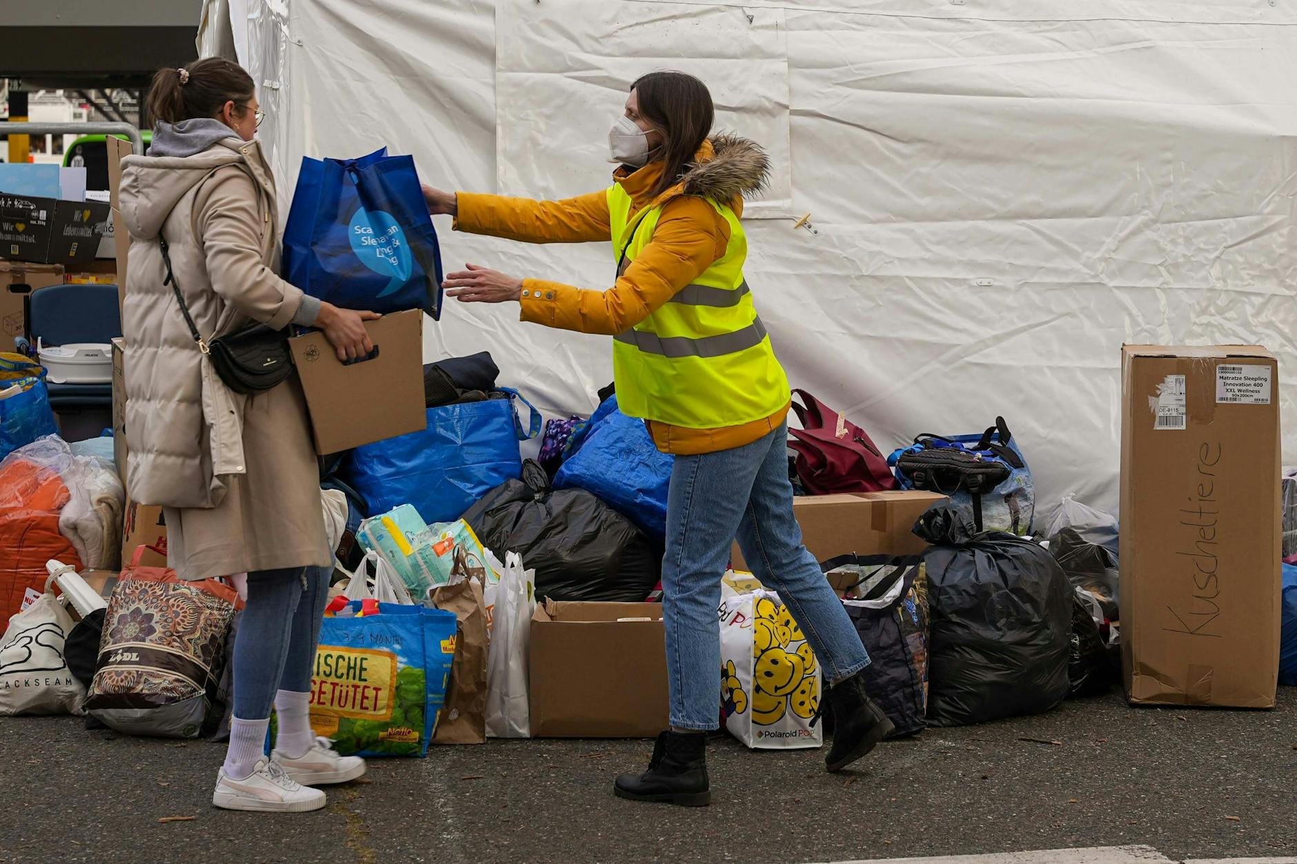 Anfang März nimmt eine Helferin Spenden für ukrainische Geflüchtete am ZOB an. Inzwischen gibt es statt fünf solcher Zelte nur zwei – ab nächster Woche soll nur noch eins bleiben.