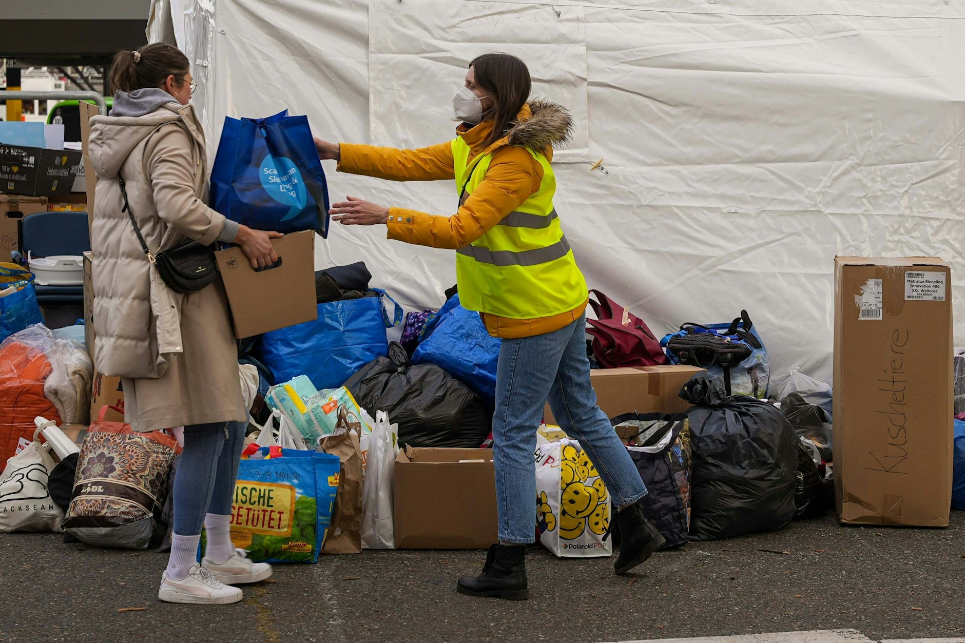 Anfang März nimmt eine Helferin Spenden für ukrainische Geflüchtete am ZOB an. Inzwischen gibt es statt fünf solcher Zelte nur zwei – ab nächster Woche soll nur noch eins bleiben.