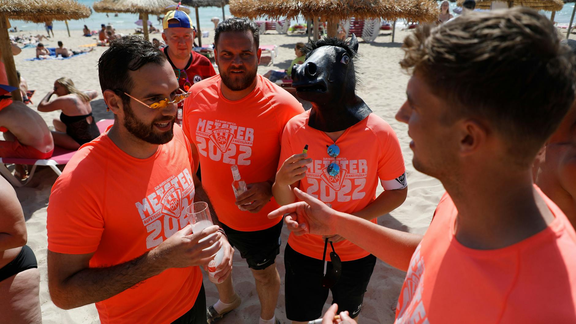 Pferd am Strand: Yannick (l.) und seine Kumpels stehen mit ihren Getränken am Strand von Arenal. Sie sind diesmal mit insgesamt 34 Mann angereist.