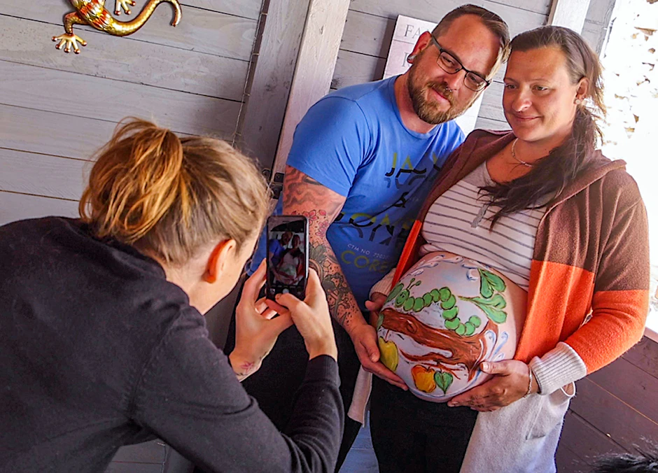 Die Hobbymalerin Marienn Pyko aus Wismar fotografiert die werdenden Eltern Matthias und Sandra Genz mit dem bemalten Schwangerenbauch. Mit spezieller hautverträglicher Theaterschminke entstehen die Kunstwerke auf der lebendigen Leinwand. Die Motivideen kommen zumeist von den werdenden Müttern.