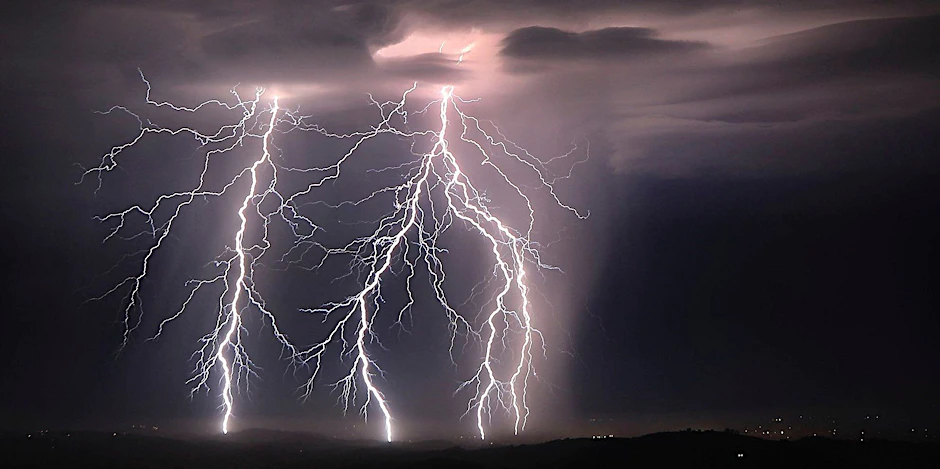 Blitze zucken am Himmel. Am Freitag steht in Teilen Deutschlands ein „extremes Unwetter“ bevor.