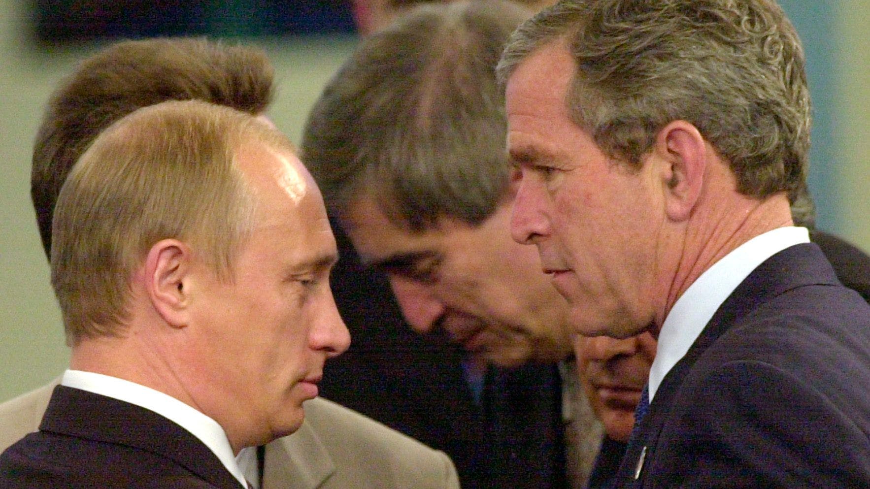 Wladimir Putin trifft George W. Bush bei einem Nato-Treffen 2002.