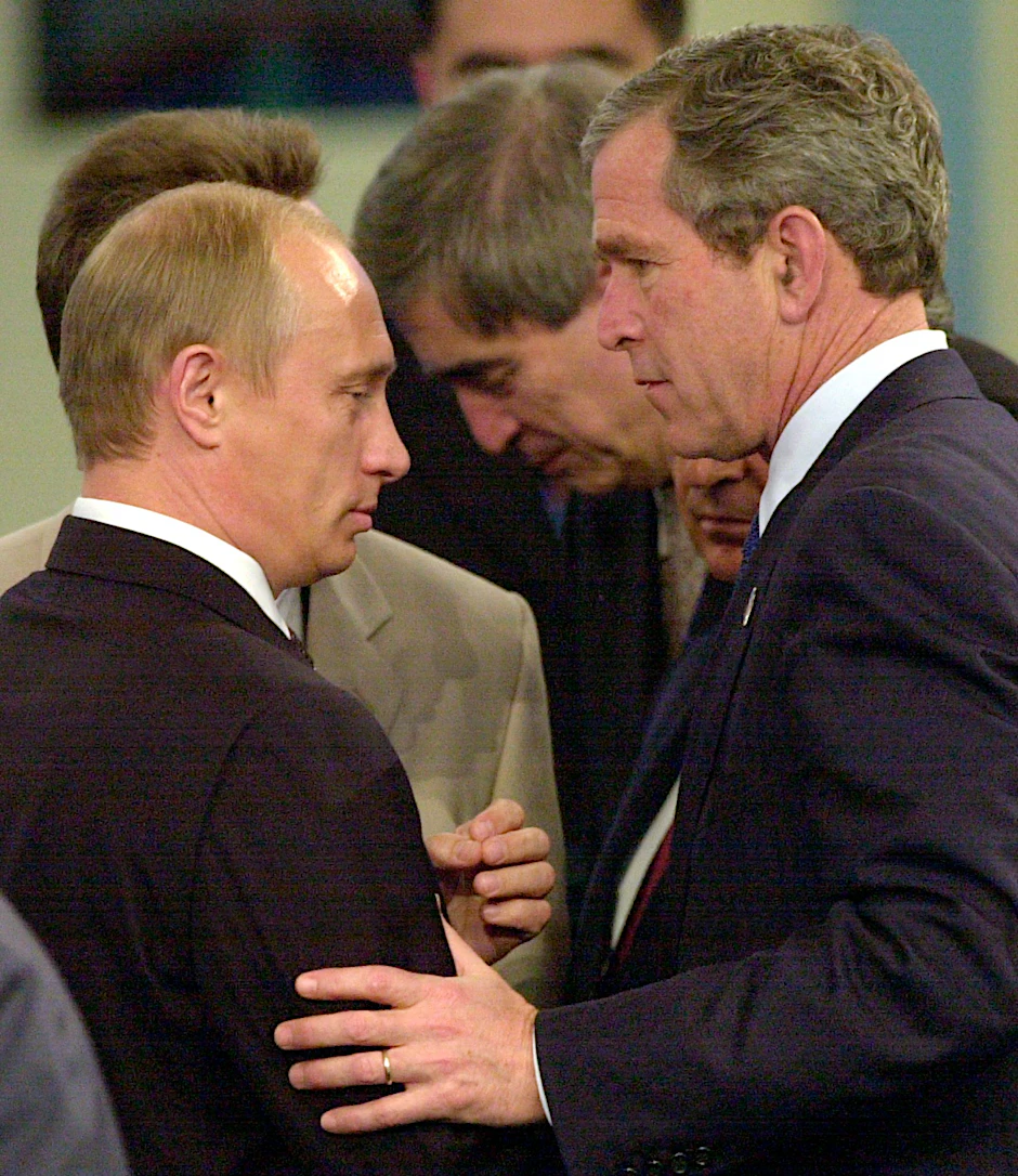 Wladimir Putin trifft George W. Bush bei einem Nato-Treffen 2002.