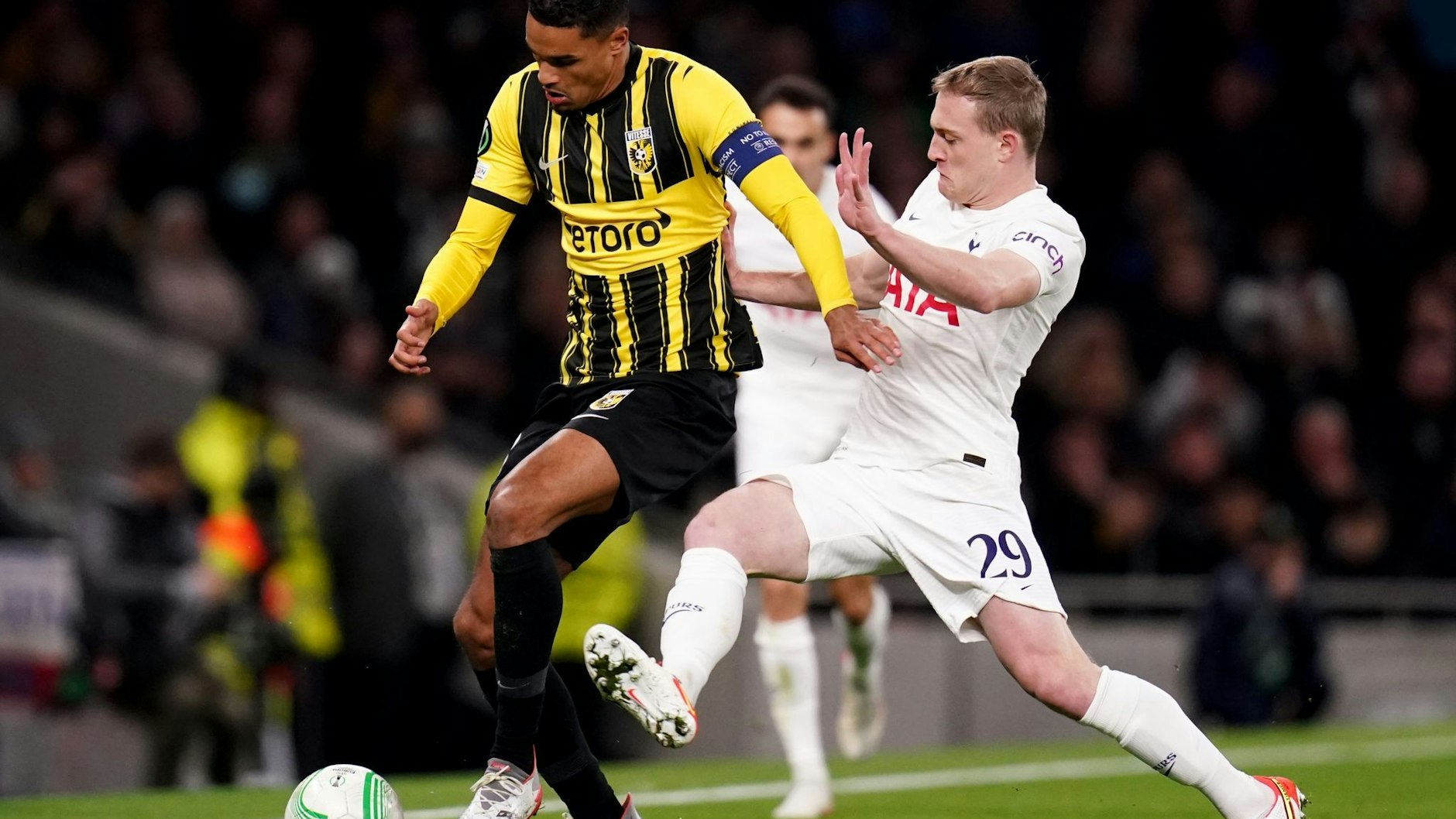 Danilho Doekhi (l.) wechselt aus Arnheim zum 1. FC Union Berlin, wird aber vorher noch mindestens zwei Spiele zur Conference-League-Qualifaktion bestreiten.