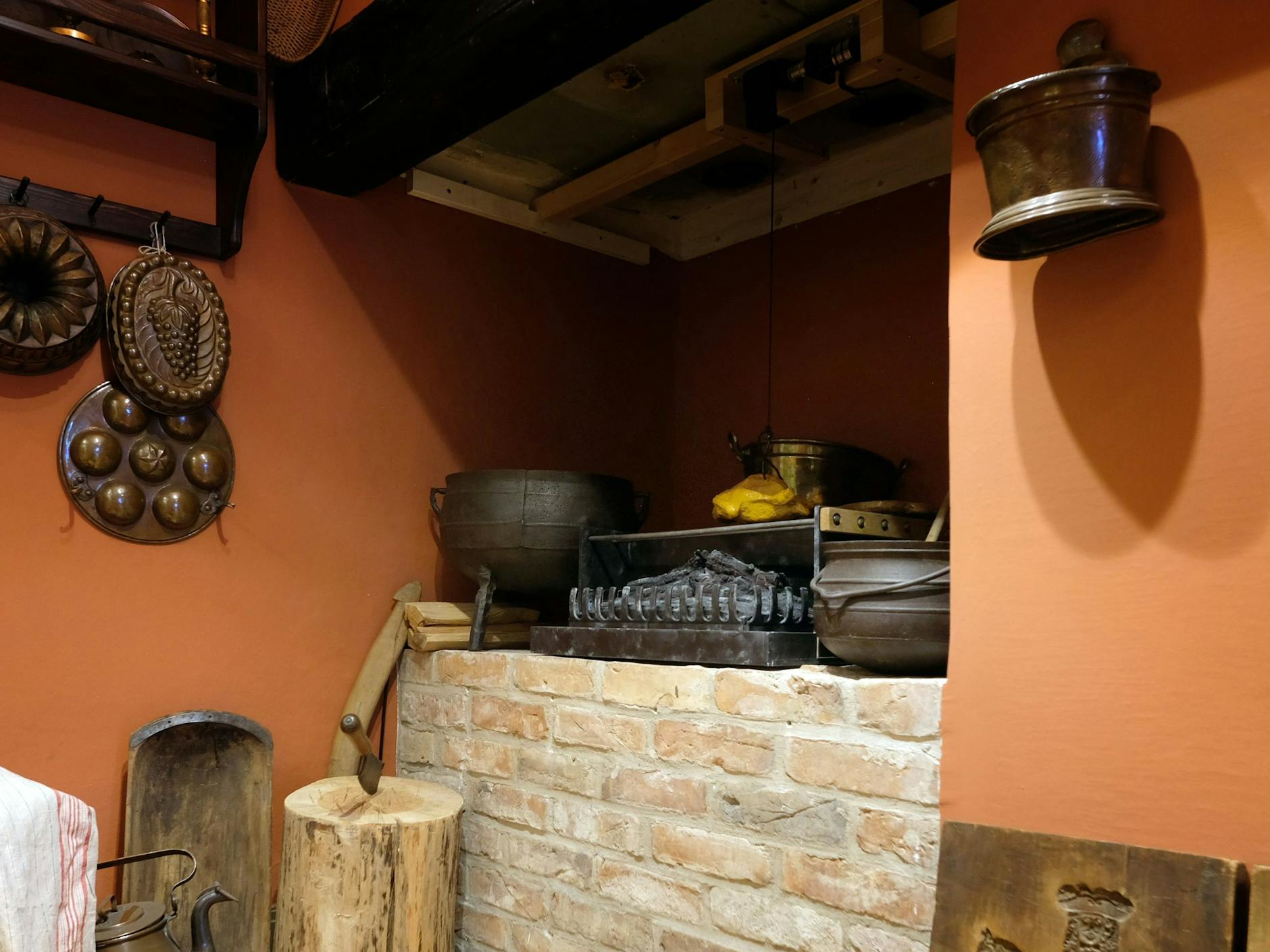 Bis ins 19. Jahrhundert in Berliner Haushalten üblich: Kochen auf offenem Feuer. Hier die fensterlose Küche mit gemauertem Herd im Knoblauchhaus und Rauchabzug.