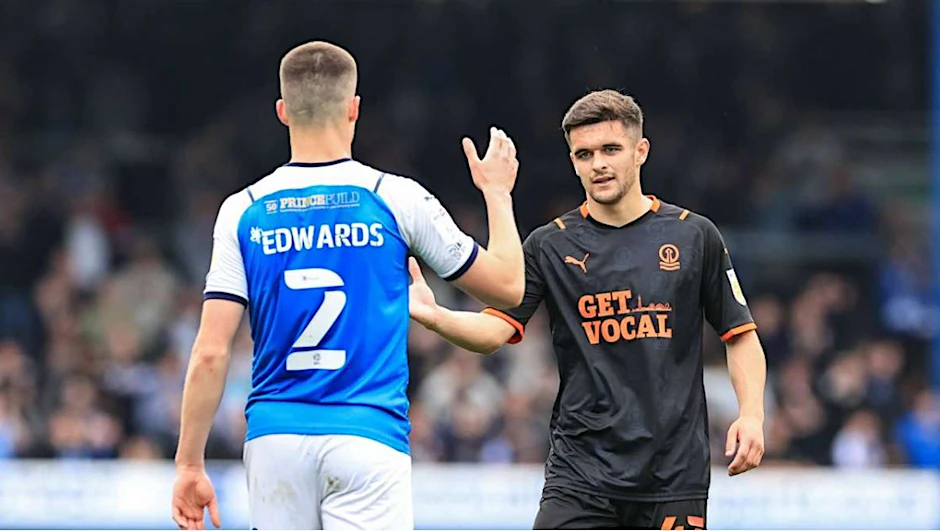 Jake Daniels (r.) vom FC Blackpool ist bisher der einzige aktive Profi-Fußballer in Europa, der seine Homosexualität öffentlich gemacht hat.